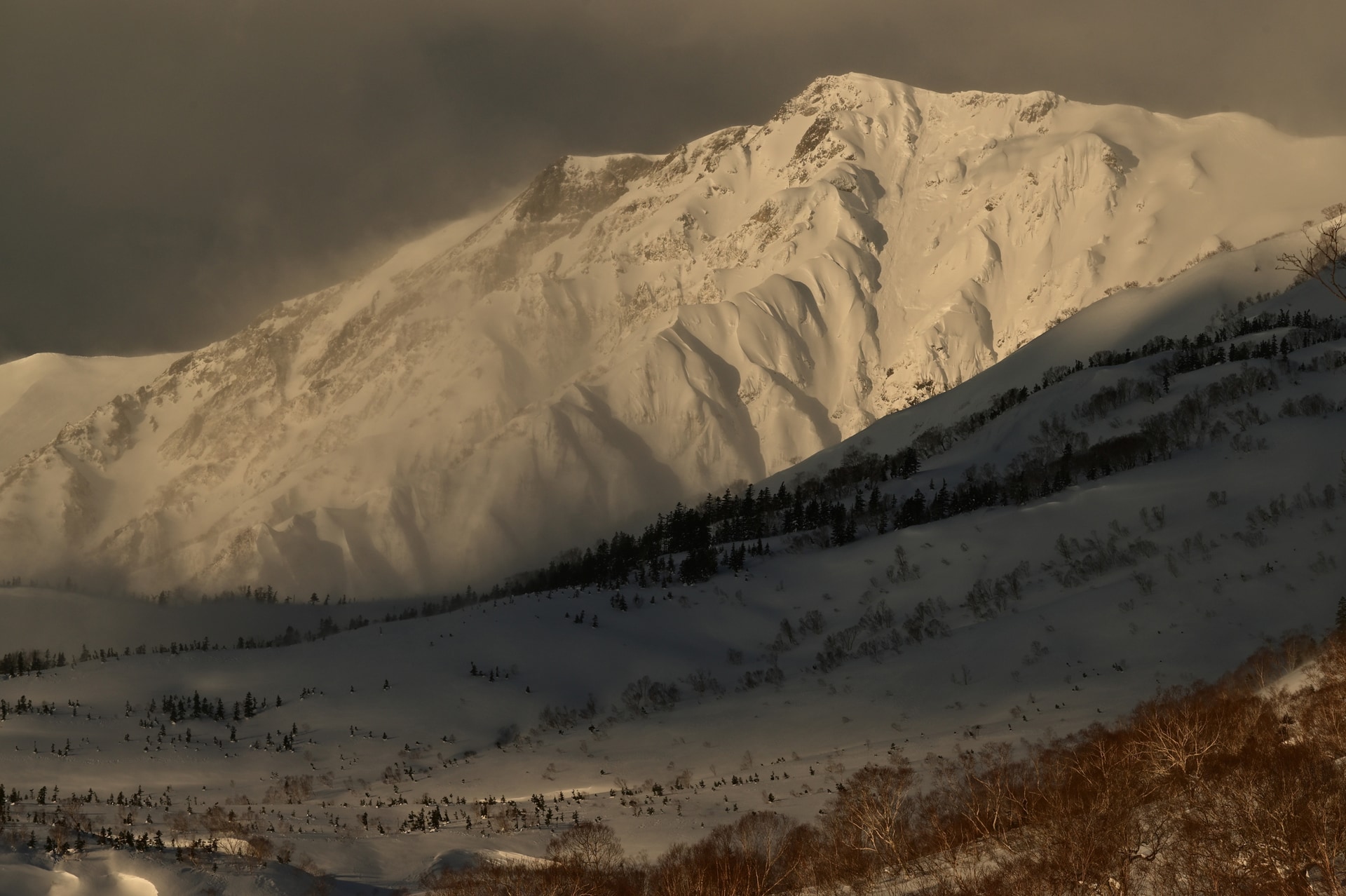 栂池自然園上部でテント泊し、明け行く厳冬の白馬岳を狙った。撮影機材抜きでも冬山用の装備は重たいので、三脚が軽いことは非常に助かる。余裕を持って、大自然のドラマと対峙できた<br><span class="fnt-85">ニコン Z 6／AF-S NIKKOR 70-200mm f/4G ED VR／180mm／マニュアル露出（F13、1/640秒）／ISO 200／WB：晴天日陰</span>