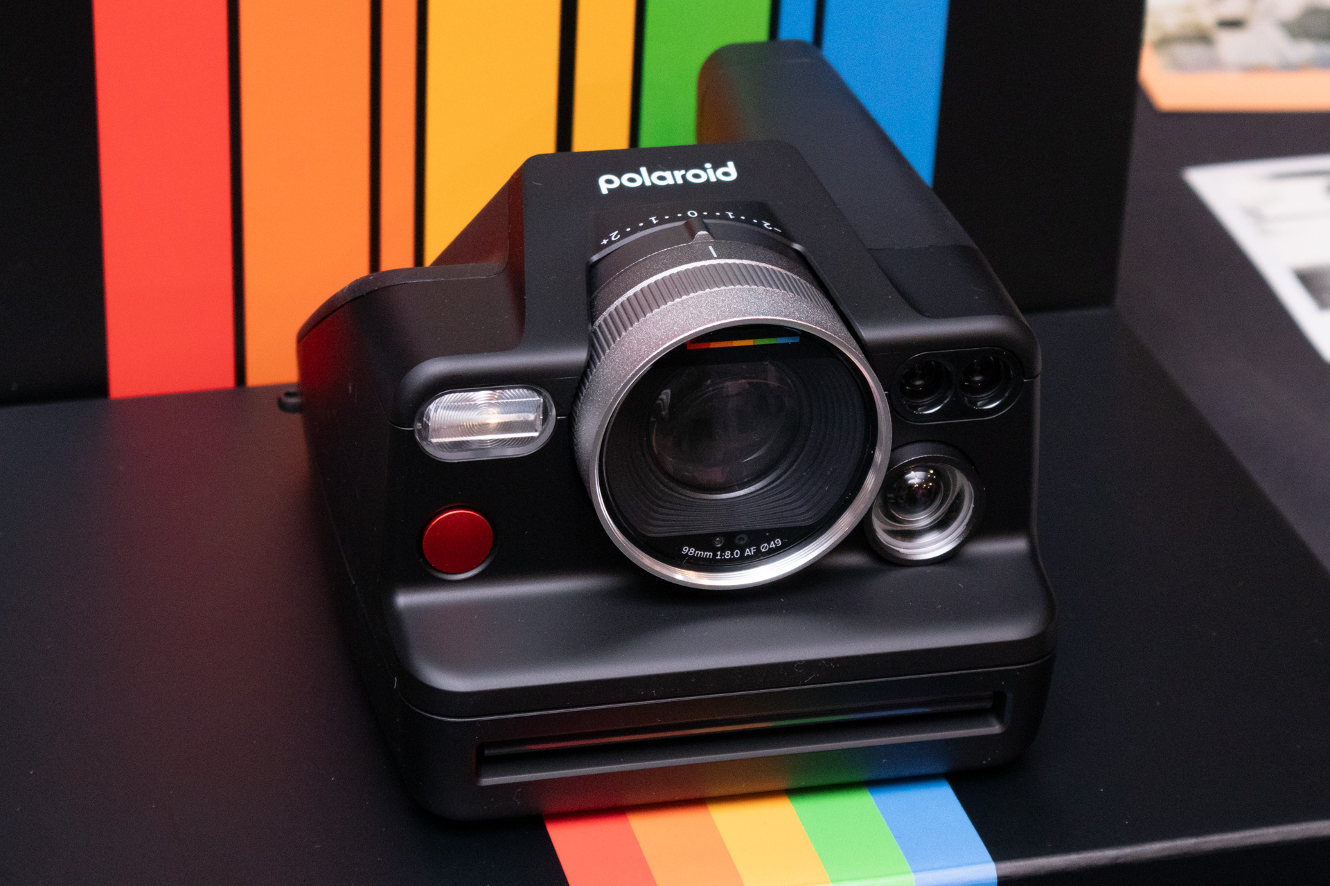 レンズ鏡胴がシルバーでレトロな外観となっている