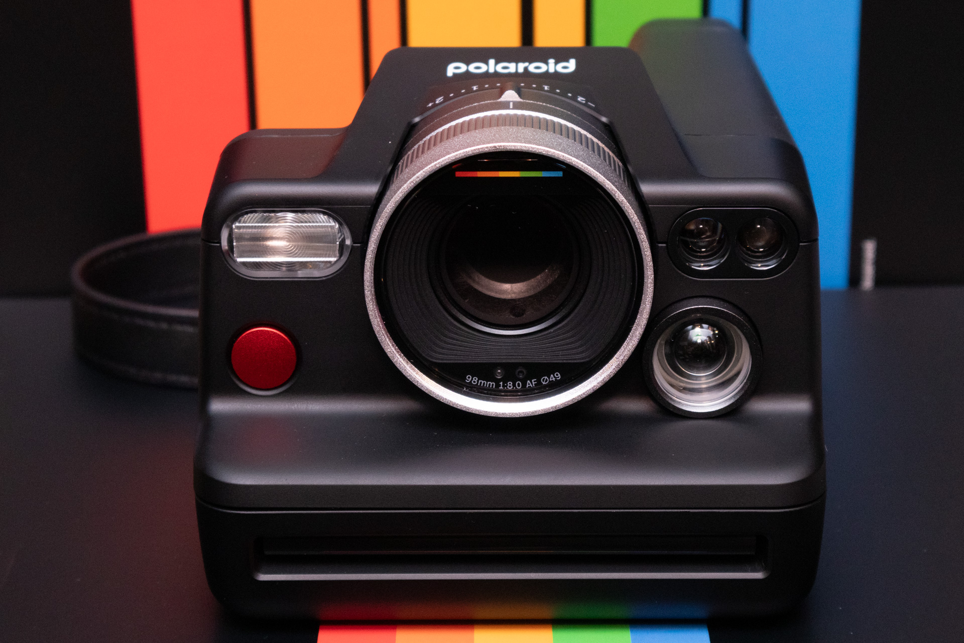 赤い部分がシャッターボタン。その上は内蔵ストロボ