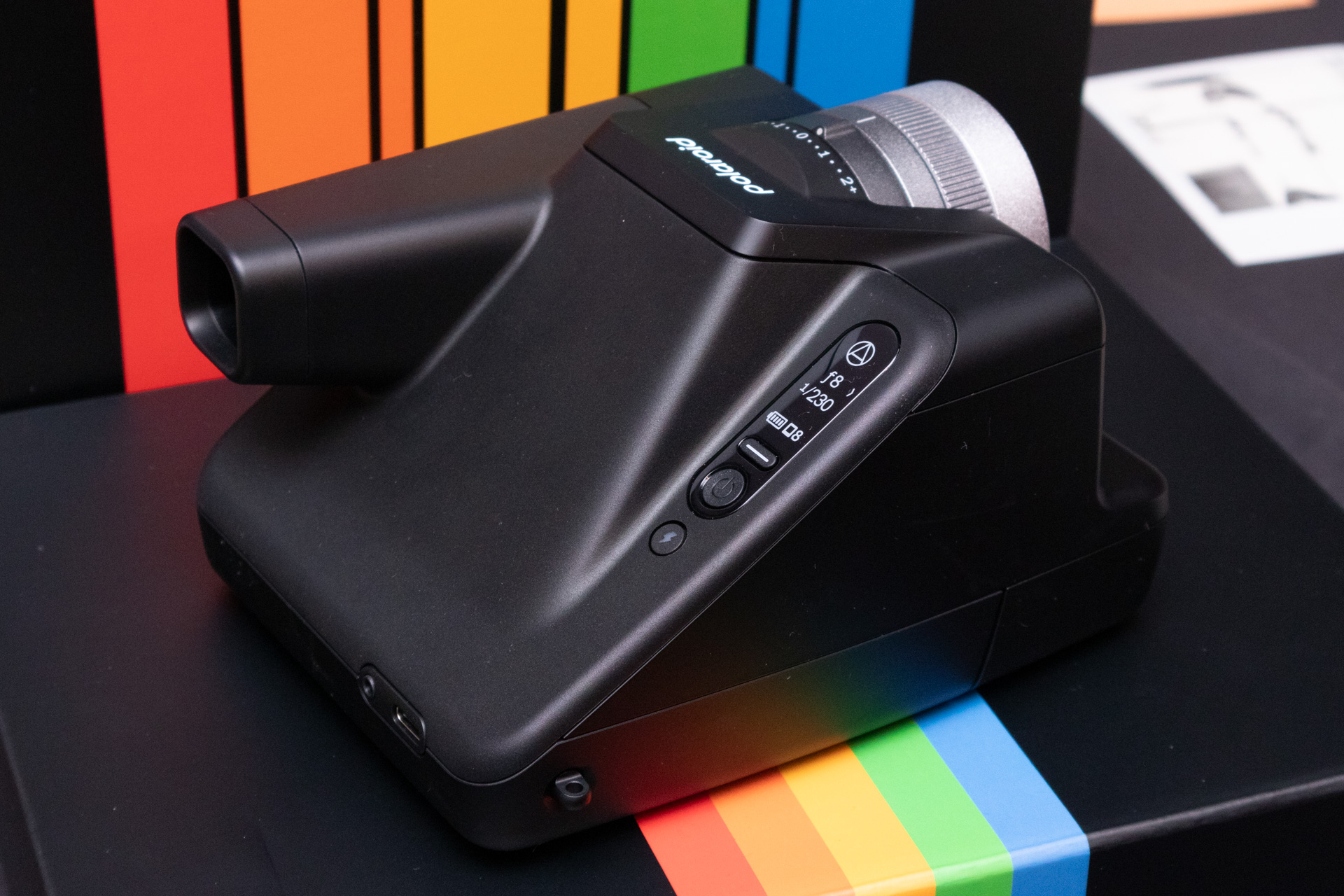 露出モードや設定値はファインダー内と外部のディスプレイに表示される