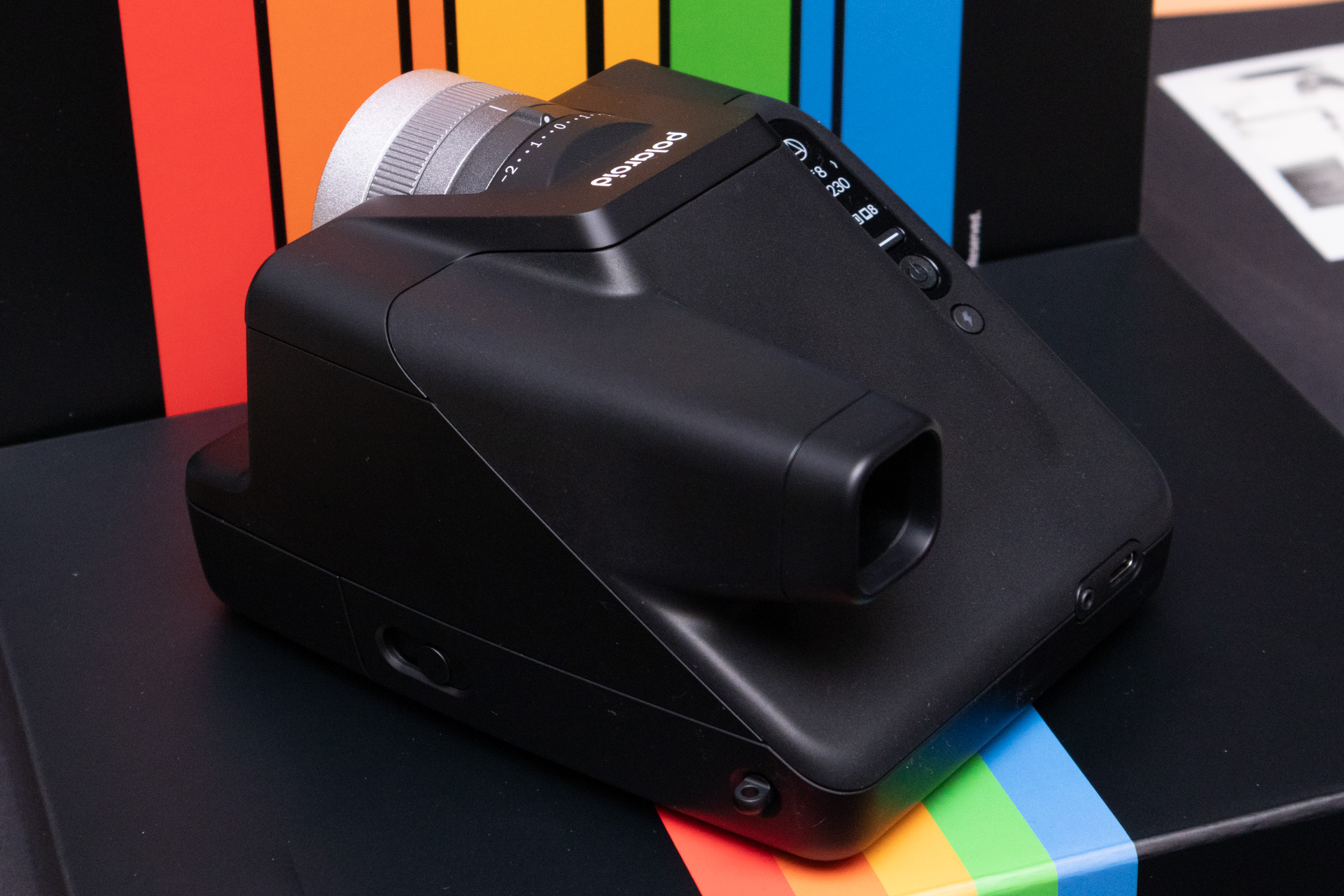 ファインダー接眼部は後部に突き出ている