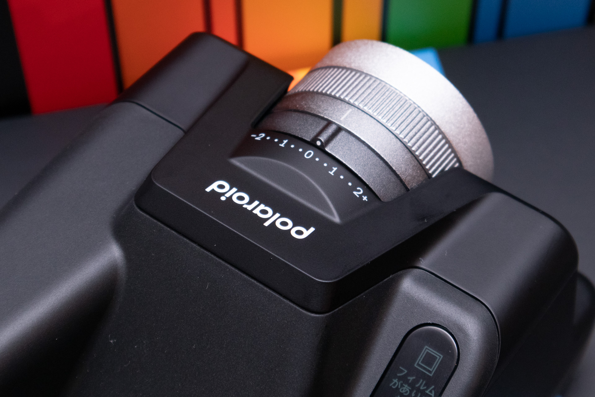 鏡胴部分には露出補正のレバーを備えるほか、リングで露出パラメーターを変更できる