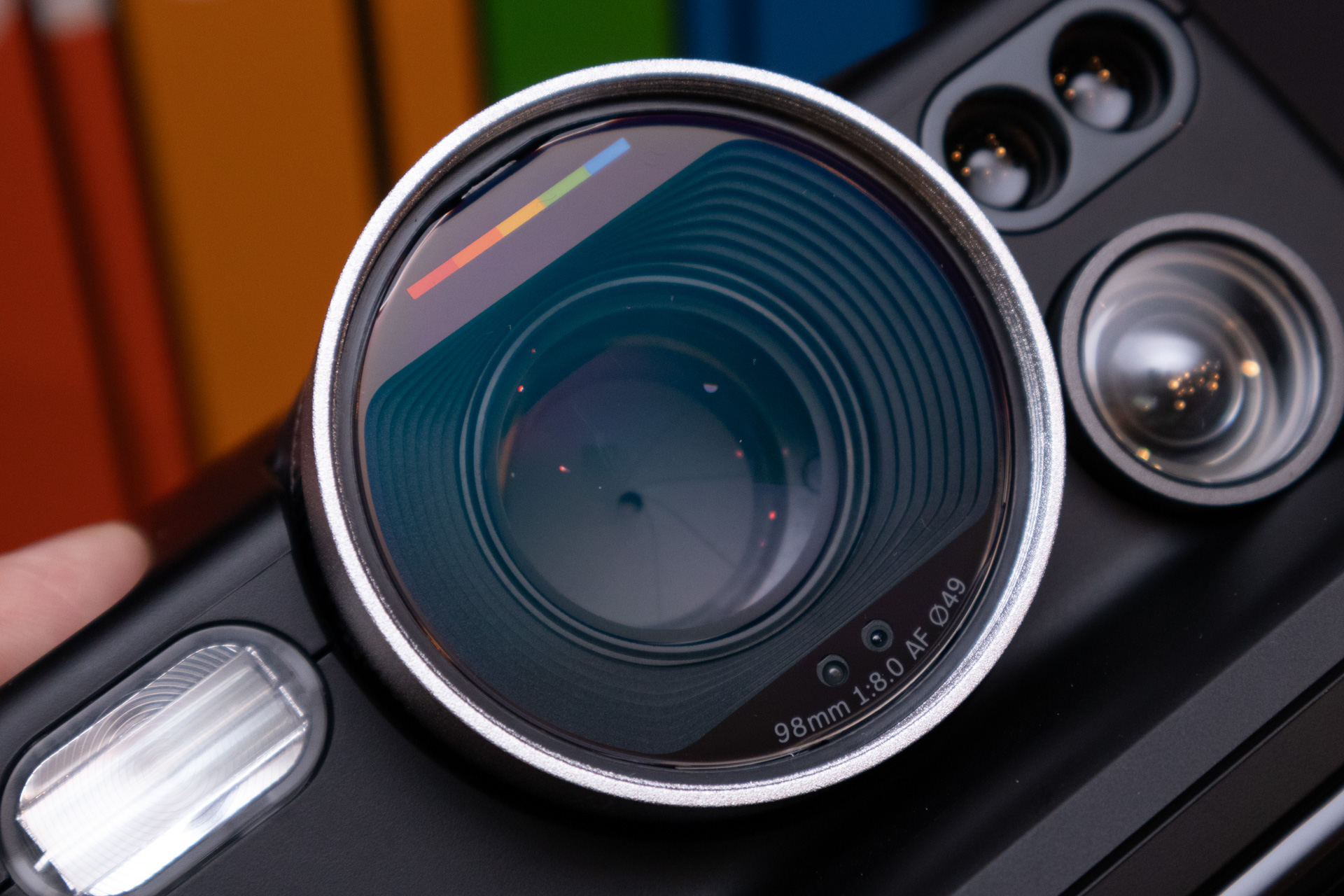 レンズ前面には49mm径のフィルターを装着可能