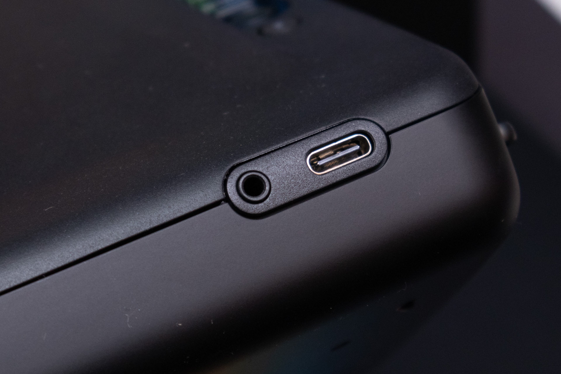 電源はUSB Type-Cによる充電式。2.5mmのシンクロ端子も装備する