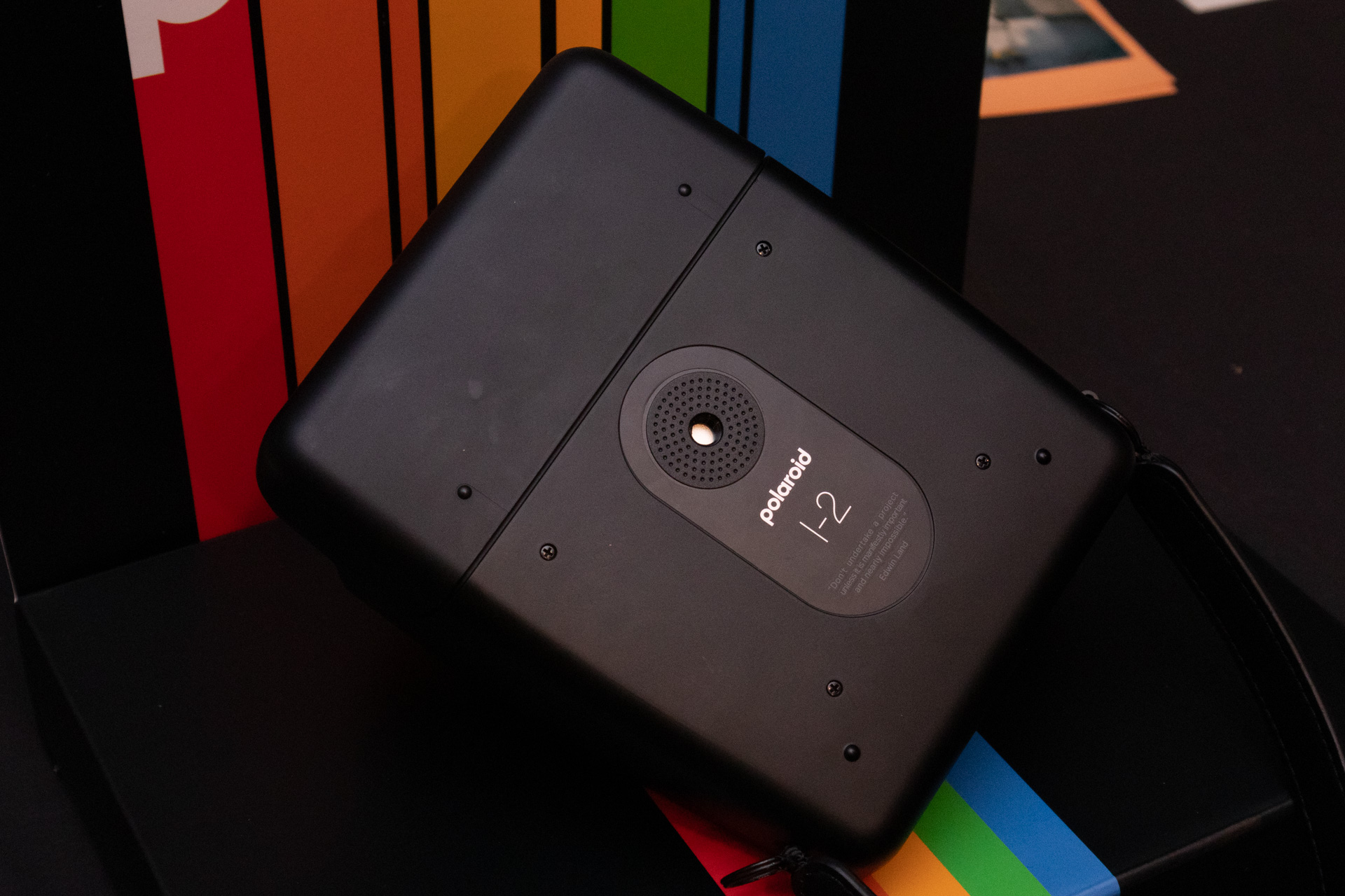 底面には三脚穴を備えている