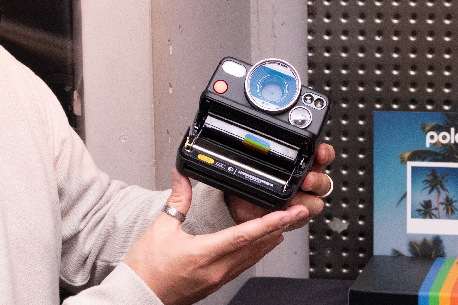 フィルムは前面からセットする