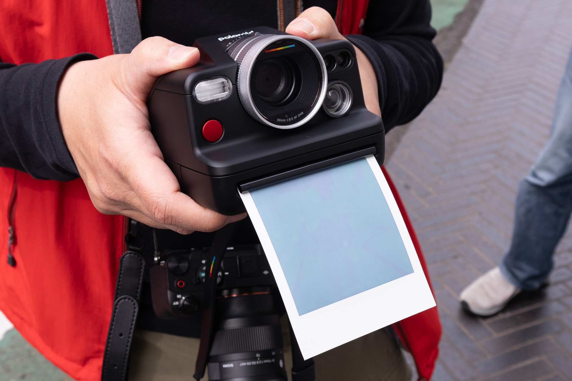 撮影後にフィルムは自動排出される。像が出るまで数分かかる