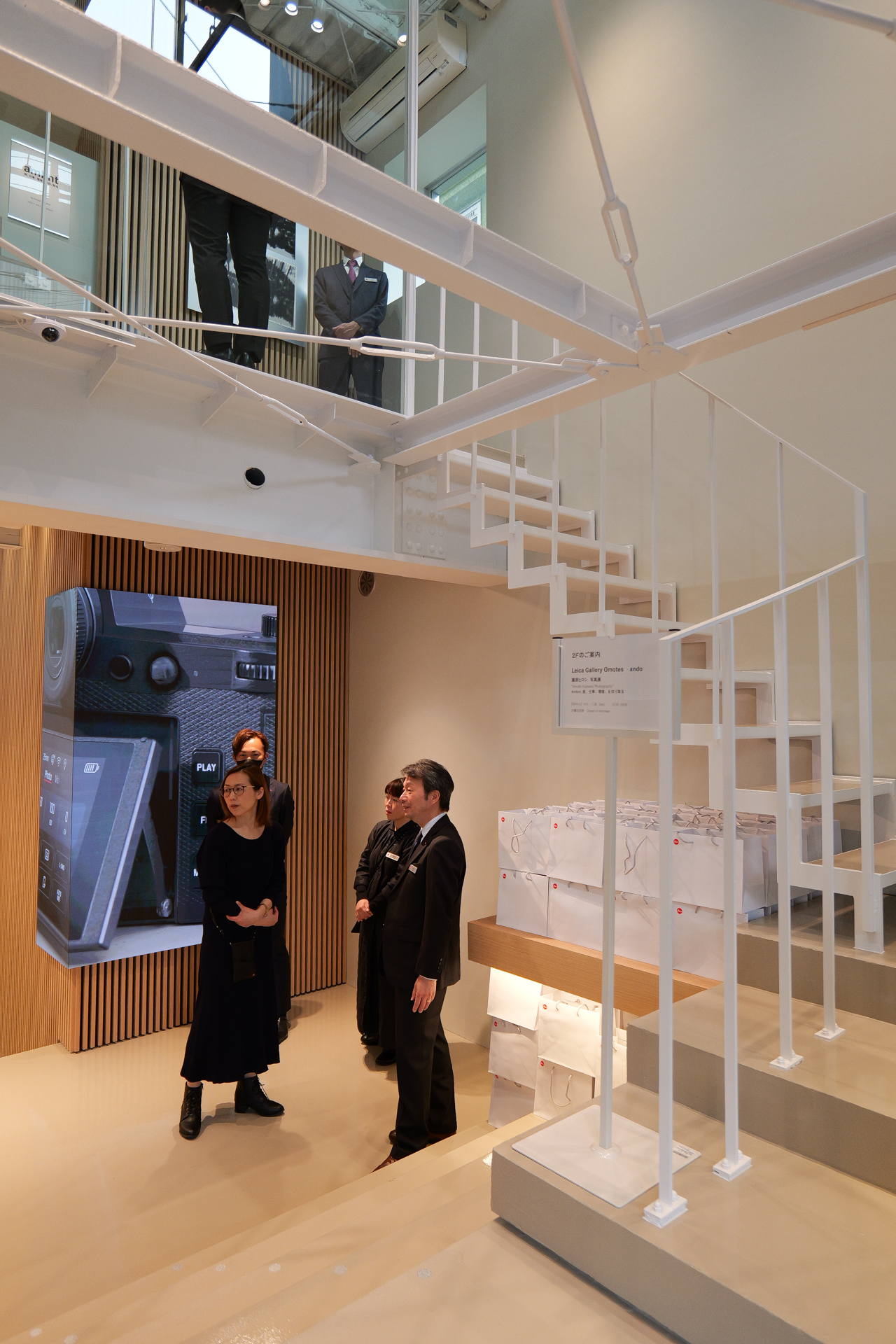 エントランスには吹き抜けと2階につながる階段