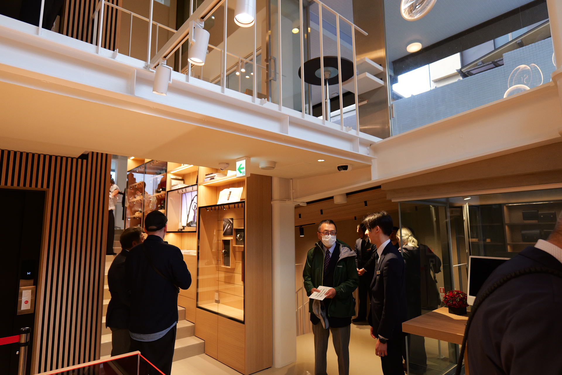 1階フロアの奥側。ここも吹き抜け。奥まったスペースだが、外光が入り込むようになっている