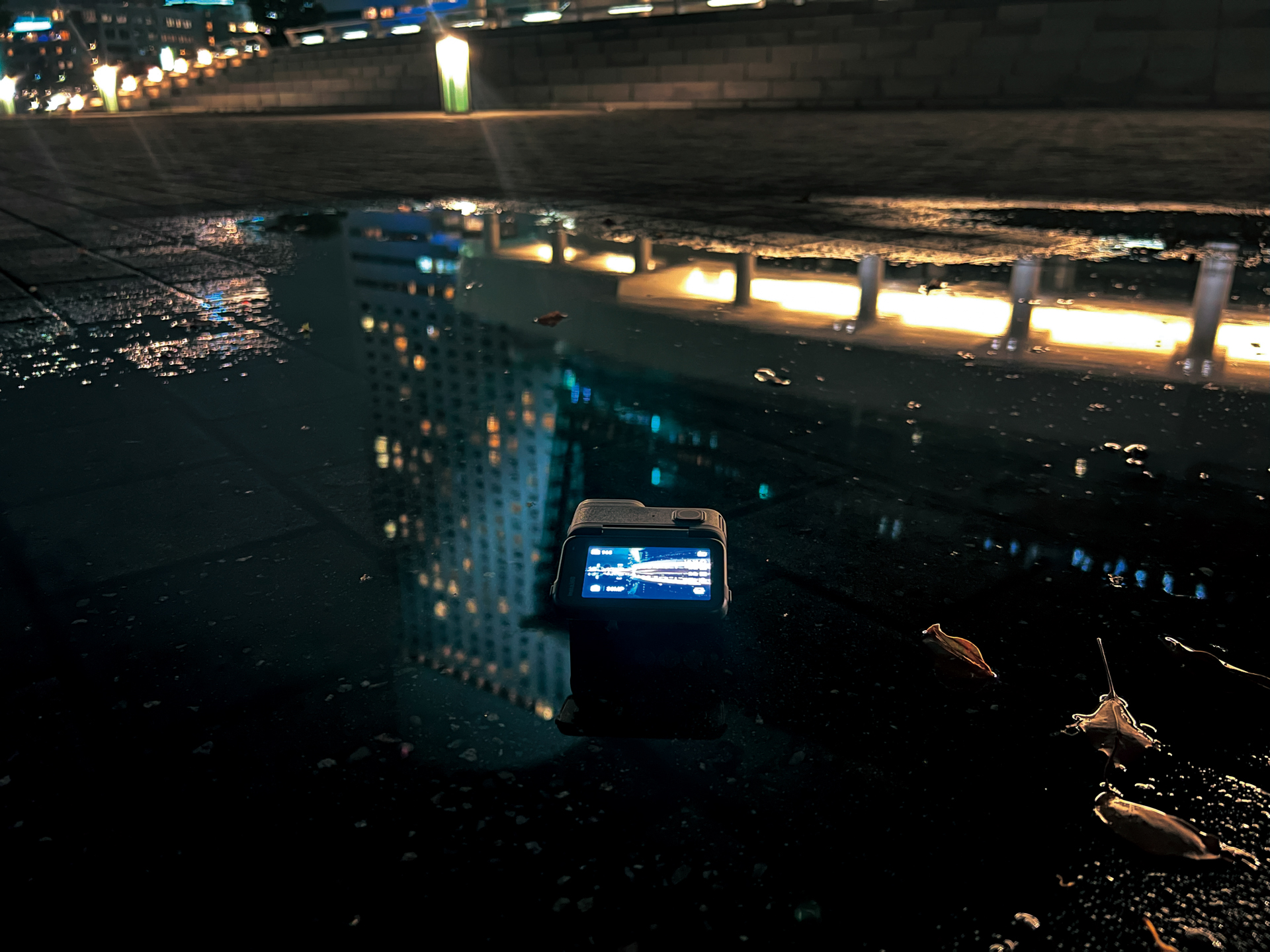 このように水たまりに置いて撮影している。頑丈さを備えるInsta360 Ace Proならではの撮影スタイル。ちゅうちょしてしまいそうなシーンでも果敢にトライできるので、写真を撮ることがさらに楽しくなりそうだ