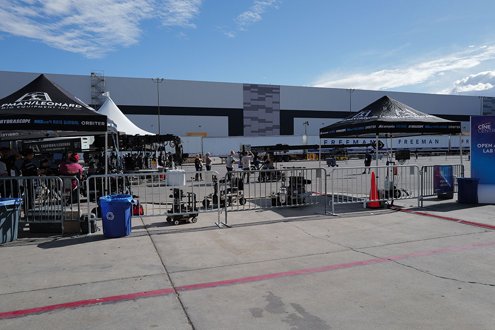 屋外展示もコロナ禍から復活！ とはいえ、主に売店がメインで、それに加えて事前申請で一部の機材の実演が出来るという扱いであった