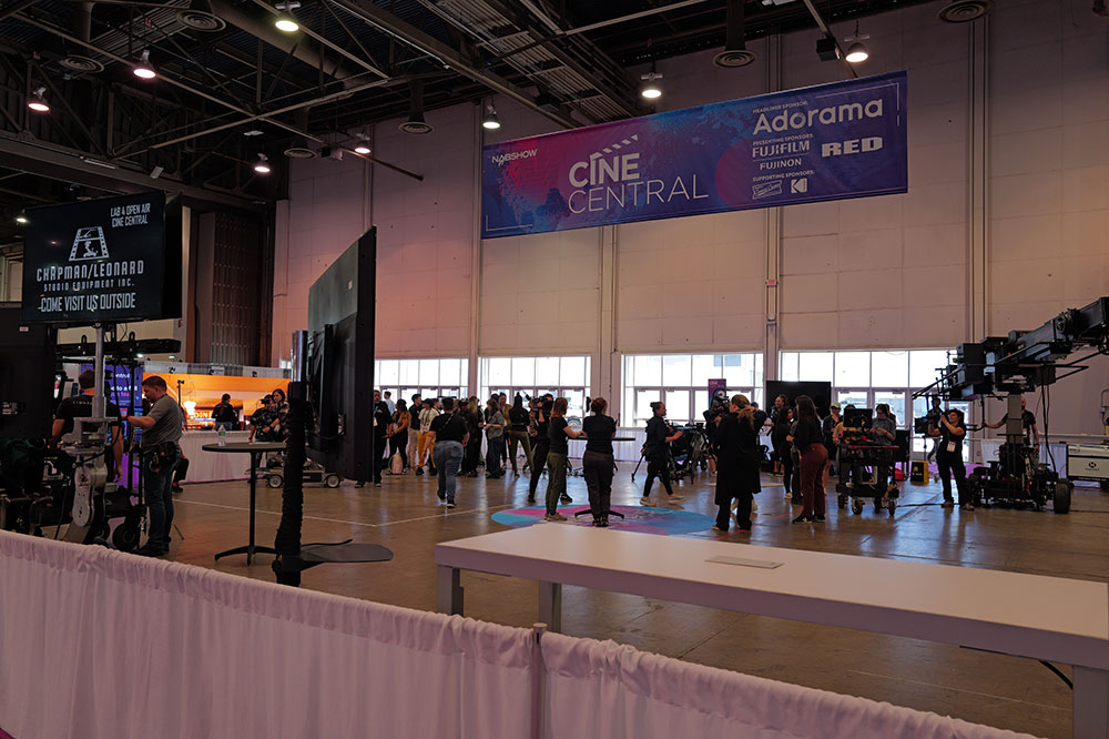 Cine Centralは新しい試みのブースだ。各社からのミニブースが並び、実機を試しながらの機材展示となっていた