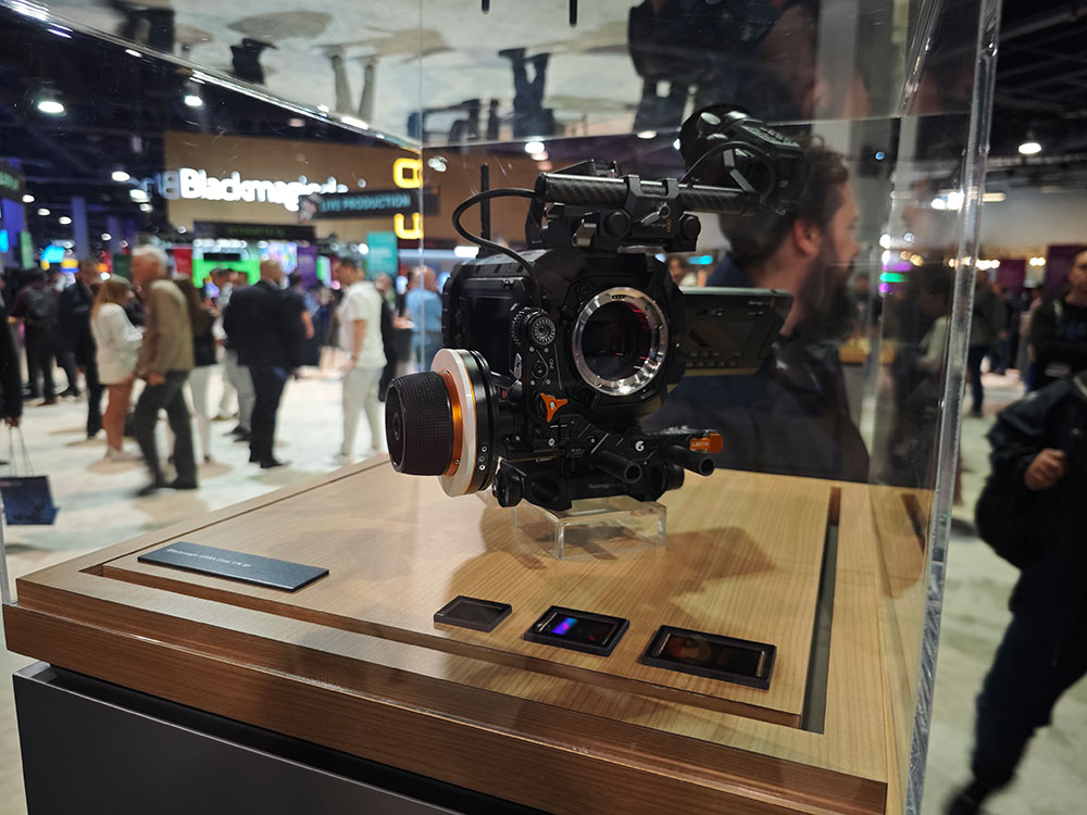 Blackmagic Designブースでは、新型シネマカメラ「URSA Cine」が展示されていた。マウント交換式で、PL、LPL、EFに対応。手前には将来発売の65mm超大判センサーの展示も見える