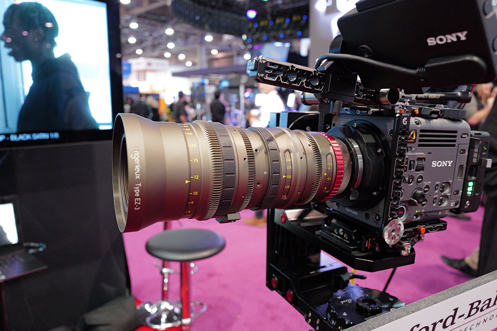 Angenieuxの低価格帯シネマレンズ「EZ3」。19,300ドル。日本円で300万円前後で買える本格シネマズームレンズだ。筆者も触らせて貰ったことがあるが大変に美麗な絵を出力するレンズだ