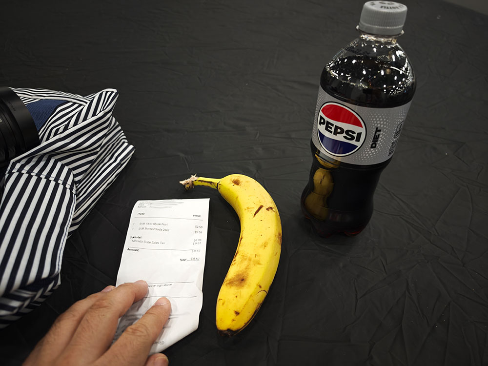 バナナとコーラで8ドル67セント。VISAクレジットカード換算で約1,366円。あまりに高すぎる