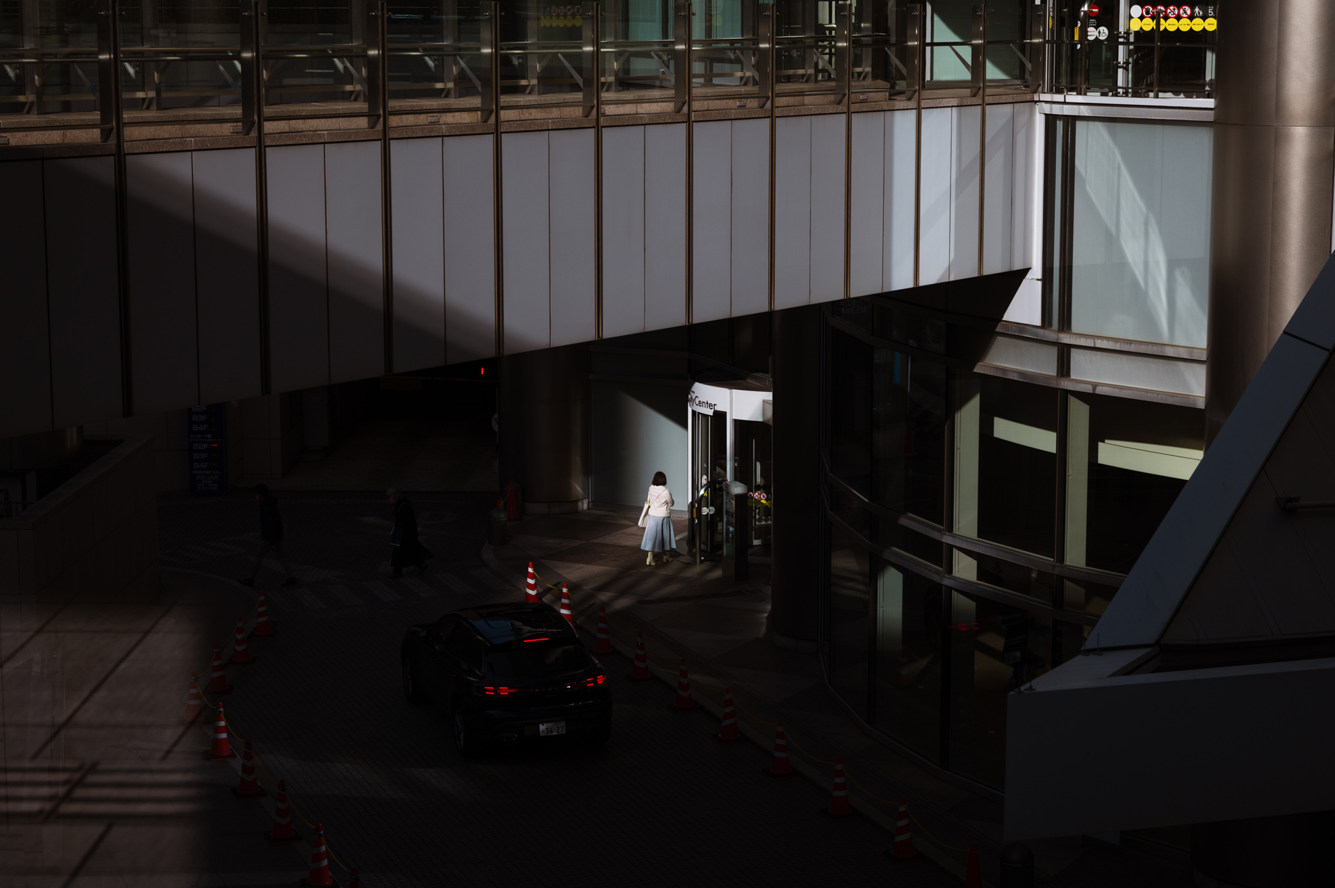 人物を画面に取り入れたショットはタイミングを待って撮ることが多いが、この時は瞬間的にシャッターボタンを押した。オートパワーオフからの立ち上がりの速さと、AFの速度と正確性に助けられた<br><span class="fnt-85">ライカSL3／ライカ バリオ・エルマリートSL f2.8/24-70mm ASPH.／70mm／マニュアル露出（F5.6、1/1,000秒）／ISO 125／WB：オート</span>