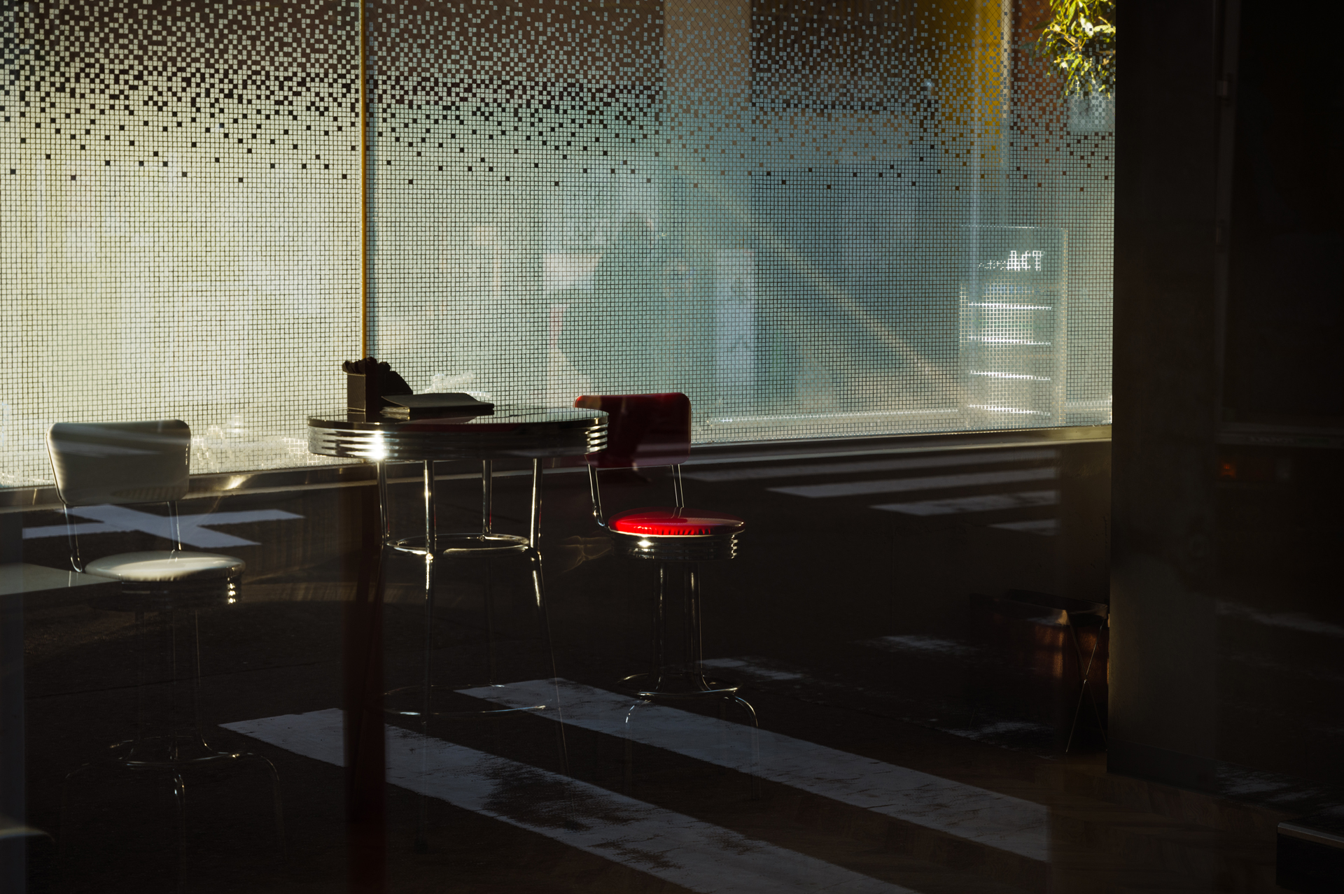 正直言うと、撮ったことを忘れていたくらいのショットだったが、セレクトしていて目に留まった。ライカSL3は金属の質感描写がとても美しい。この写真で言えばテーブルの縁がそれだ<br><span class="fnt-85">ライカSL3／ライカ バリオ・エルマリートSL f2.8/24-70mm ASPH.／70mm／マニュアル露出（F3.2、1/200秒）／ISO 200／WB：オート</span>