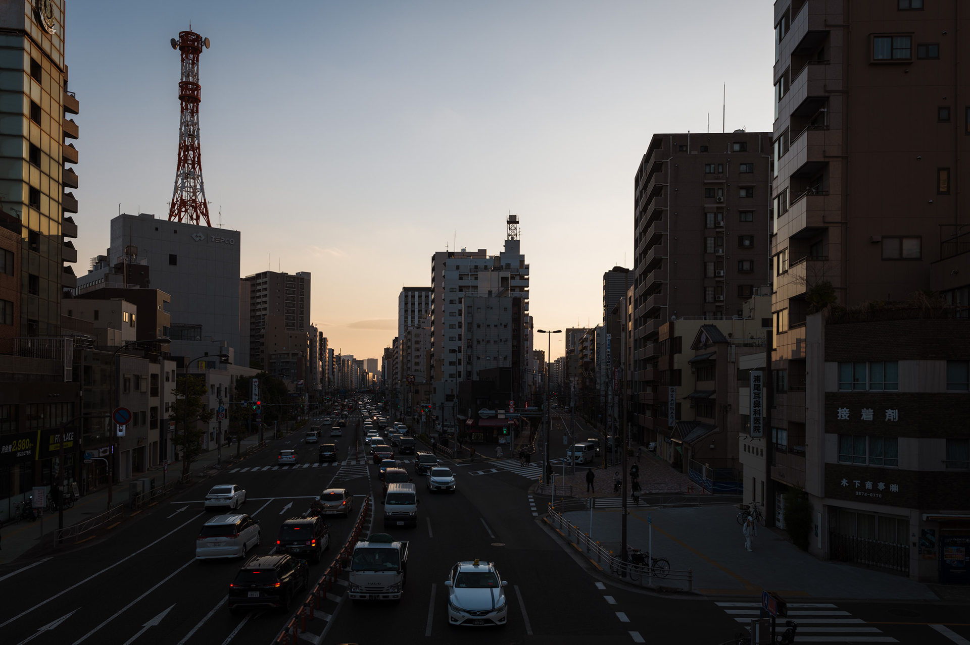 ヘッドライトが点灯する直前の時間帯の道路は、動いているのに静的な印象を受ける。ふと思い立ってインクジェットプリンターでプリントしてみた。シャドウの階調がどこまでいっても上品で惚れ惚れした<br><span class="fnt-85">ライカSL3／ライカ バリオ・エルマリートSL f2.8/24-70mm ASPH.／24mm／マニュアル露出（F5、1/250秒）／ISO 50／WB：オート</span>
