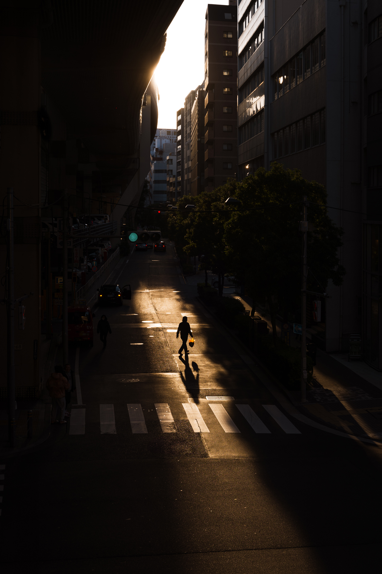 写真家は特定の時期と時間に、数分間だけ光が当たる場所を収集しているもの。自分にとってこの場所がその１つ。毎年、横断歩道を渡るさまざまな人のシルエットを撮影している<br><span class="fnt-85">ライカSL3／ライカ バリオ・エルマリートSL f2.8/24-70mm ASPH.／50mm／マニュアル露出（F5.6、1/500秒）／ISO 160／WB：オート</span>