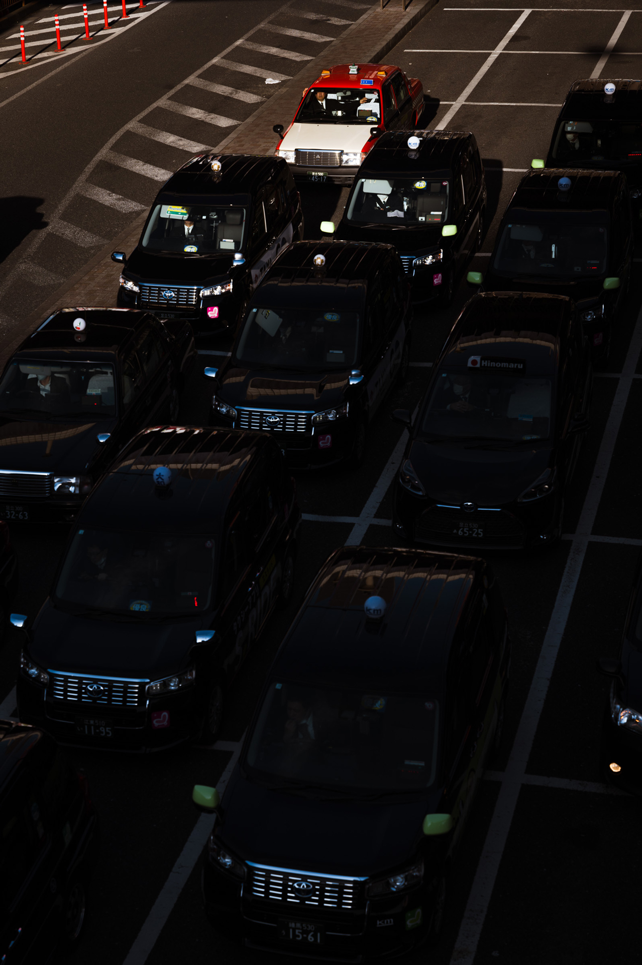 街を歩いていると「そこに日が当たるのか」というシーンはよく見つかる。このシーンでは70mmで切り撮ることで、それがより強調された。単焦点一本で撮るストリートフォトも好きだが、こういうシーンではズームレンズを持っていて良かったと感じる<br><span class="fnt-85">ライカSL3／ライカ バリオ・エルマリートSL f2.8/24-70mm ASPH.／70mm／マニュアル露出（F4.5、1/1,600秒）／ISO 125／WB：オート</span>