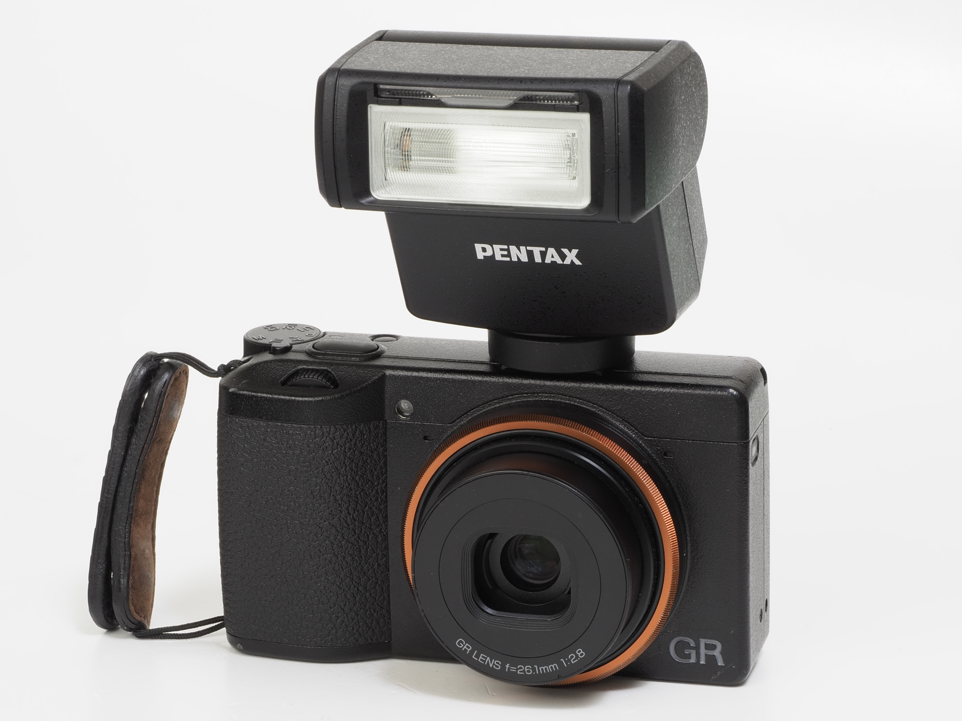 GR IIIxに取り付けてみました。外形寸法は約65×72.5×31mm。重量は約141gですから見た目よりもバランスは悪くありません。筆者は今回はストロボ本体を手に掴んでカメラを持ち歩いておりました