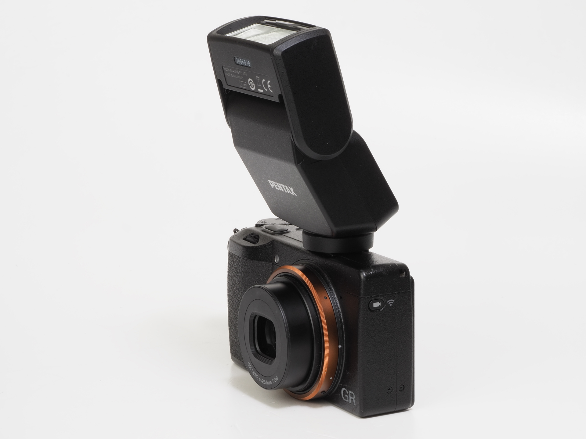 発光部は上135度〜下10度の範囲で可動します。ただ、発光部は回転しませんから天井へのバウンスは横位置撮影のみとなります。これはちょっと残念