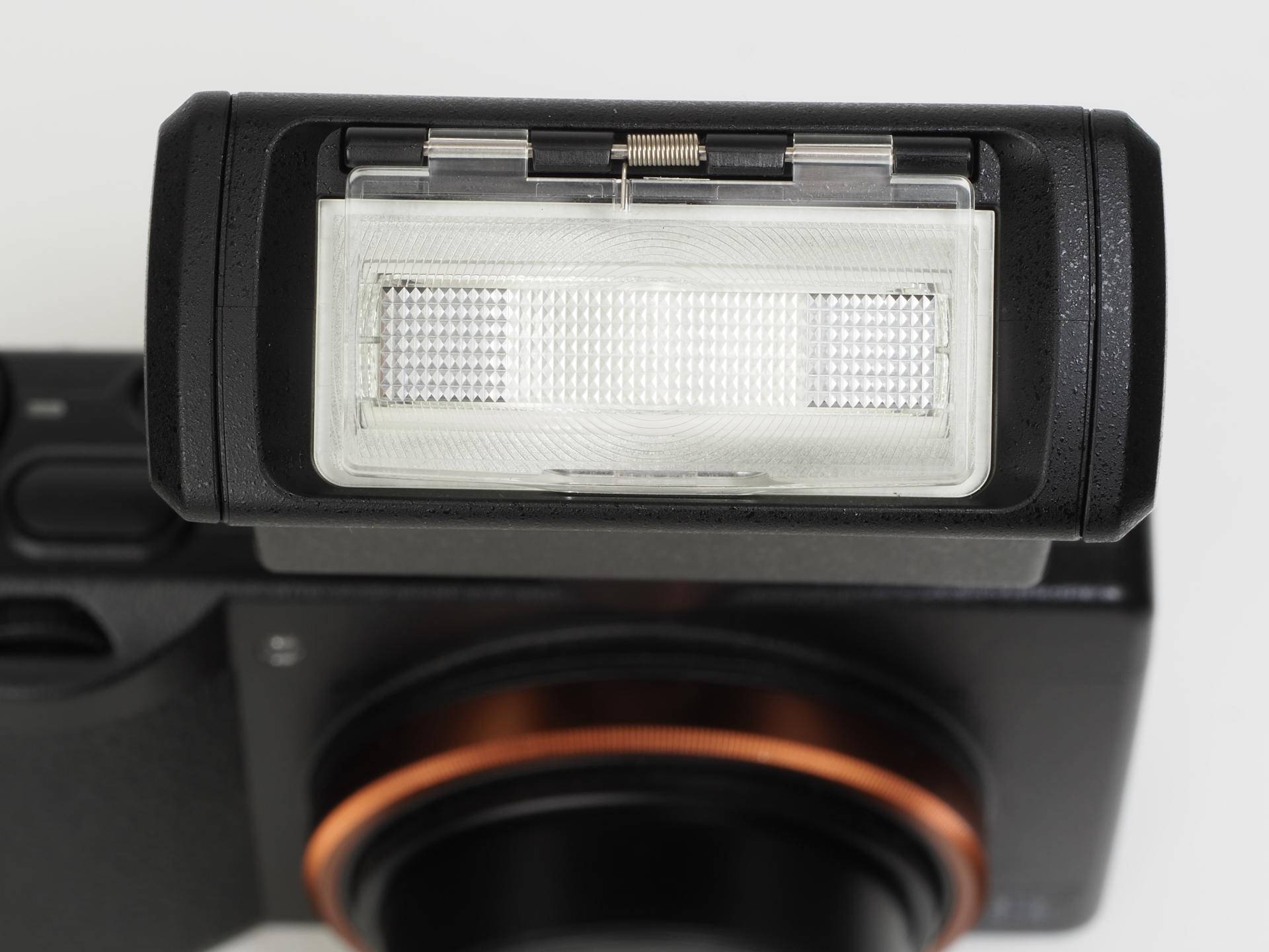 GNは20（ISO100/m）。照射角は水平70度、垂直53度。ワイドパネル使用時は同98度、85度になります。ワイドパネルは35mm判換算で20mmレンズ相当の画角をカバーします