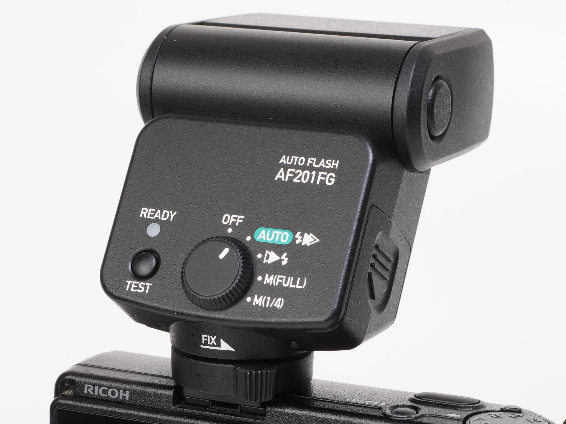 背面。電源スイッチを兼ねた「発光モード切り替えダイヤル」（電源オフ、P-TTLオート先幕シンクロ、同後幕シンクロ、マニュアル発光フル、同1/4の5段階ダイヤル）、テスト発光ボタン、レディランプを装備しています。マニュアル発光時の計算板は撮影時の距離情報がわからないので省略されているのでしょう