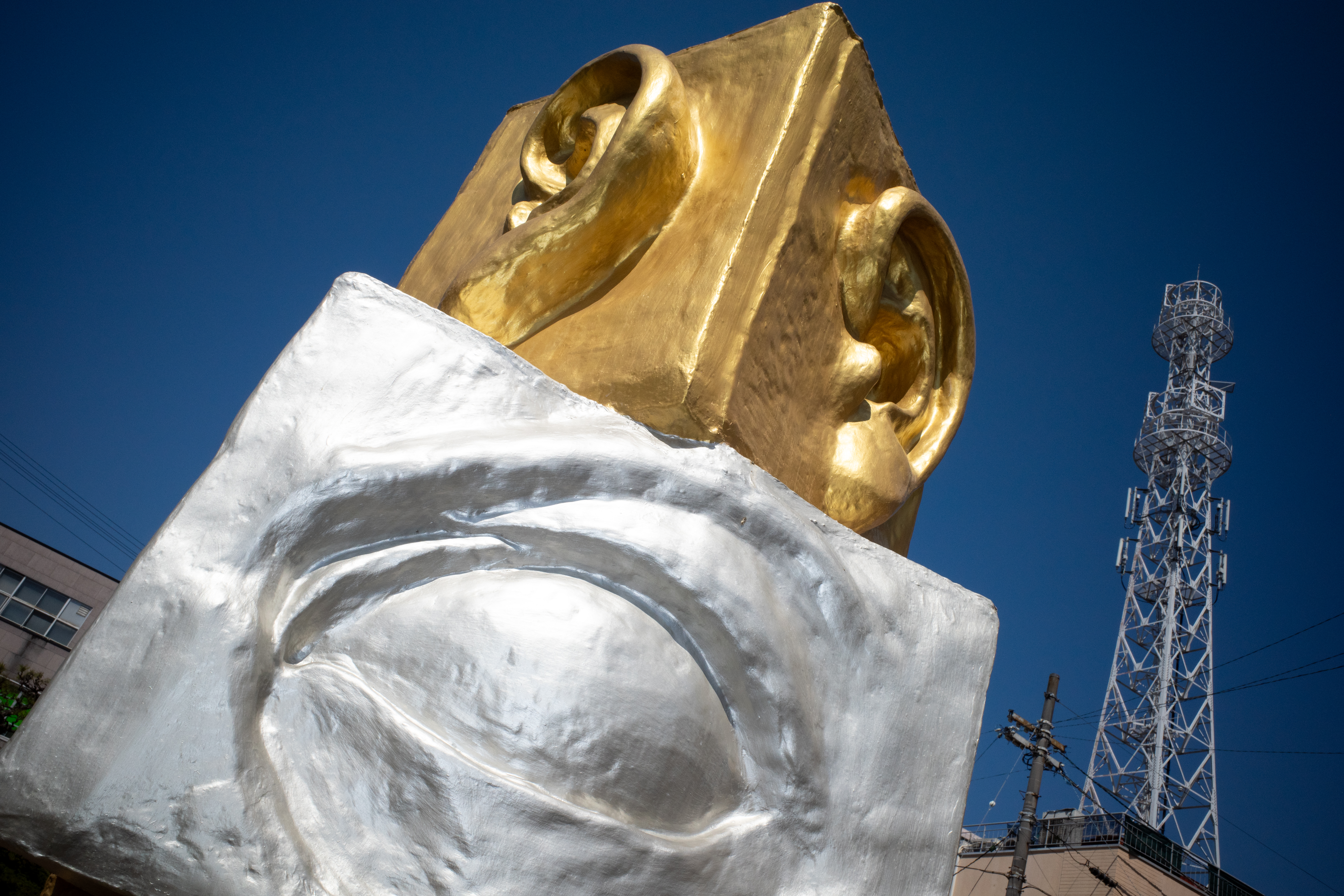 街のオブジェです。トップからの光が強い季節はどうにも光が美しくないのでこちらから光を浴びせかけてしまうことを考えました。背景との露出バランスが難しいところですが、うまく制御していますね<br><span class="fnt-85">GR III／18.3mm（28mm相当）／プログラムオート（1/1,200秒、F13、−0.7EV）／ISO 400／ストロボ発光</span>