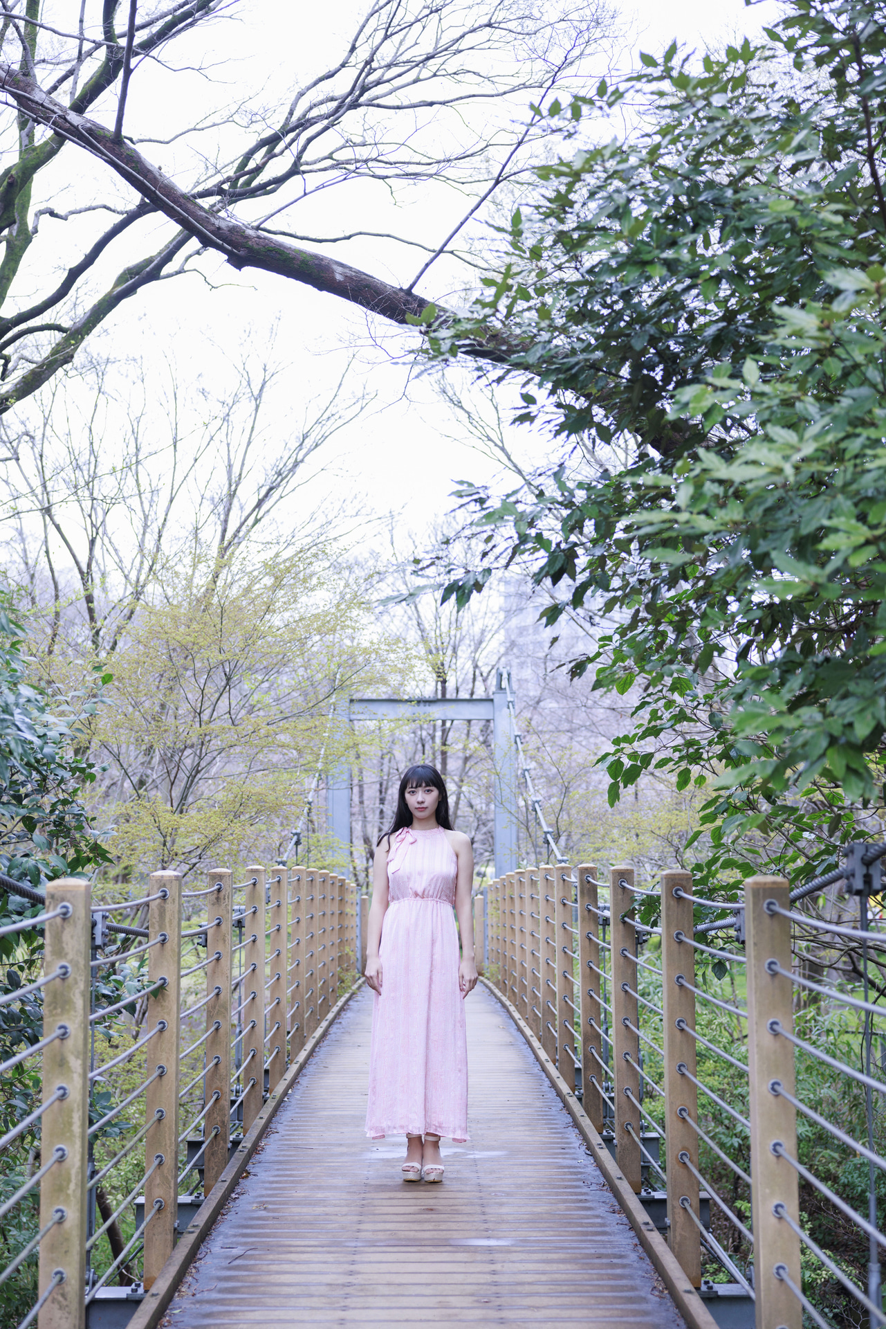 48mmを使い、橋の遠近感を生かした。35-50mmは人間の見た光景に近い印象で撮影できる。パースを生かしたり、スナップ的にその場の風景全体を写し込むのに向いている<br><span class="fnt-85">キヤノン EOS R5／RF24-70mm F2.8 L IS USM／48mm／マニュアル露出（F2.8、1/320秒）／ISO 320／WB：4,150K</span>