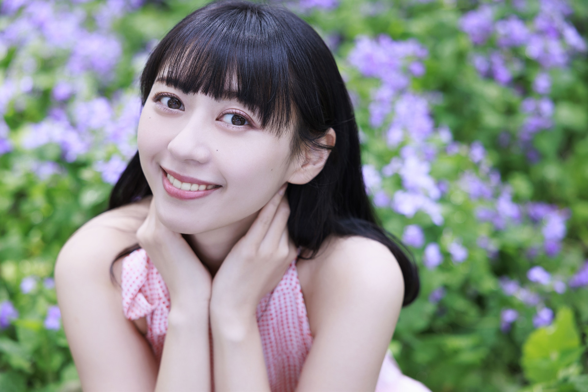 モデルの内面や心情を写し込みたいときは、コミュニケーションがとても大切。標準ズームは会話しやすい程よい距離感で撮影できる。近接する場合はなるべく50mm以上を確保すると、ゆがみを抑えて撮影できる<br><span class="fnt-85">キヤノン EOS R5／RF24-70mm F2.8 L IS USM／64mm／マニュアル露出（F2.8、1/640秒）／ISO 320／WB：4,400K</span>