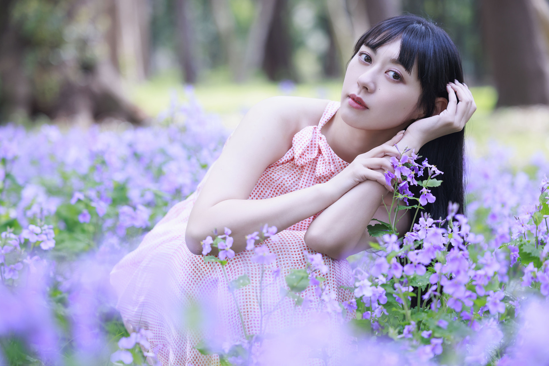 地面に少し咲いていた紫のかわいい花とともに撮影。花が咲いている面積は小さいが、望遠域なら画面いっぱいを花の色で埋められる。シンプルな中でも立体感がよく出ている<br><span class="fnt-85">キヤノン EOS R5／RF70-200mm F2.8 L IS USM／108mm／マニュアル露出（F2.8、1/500秒）／ISO 320／WB：4,150K</span>