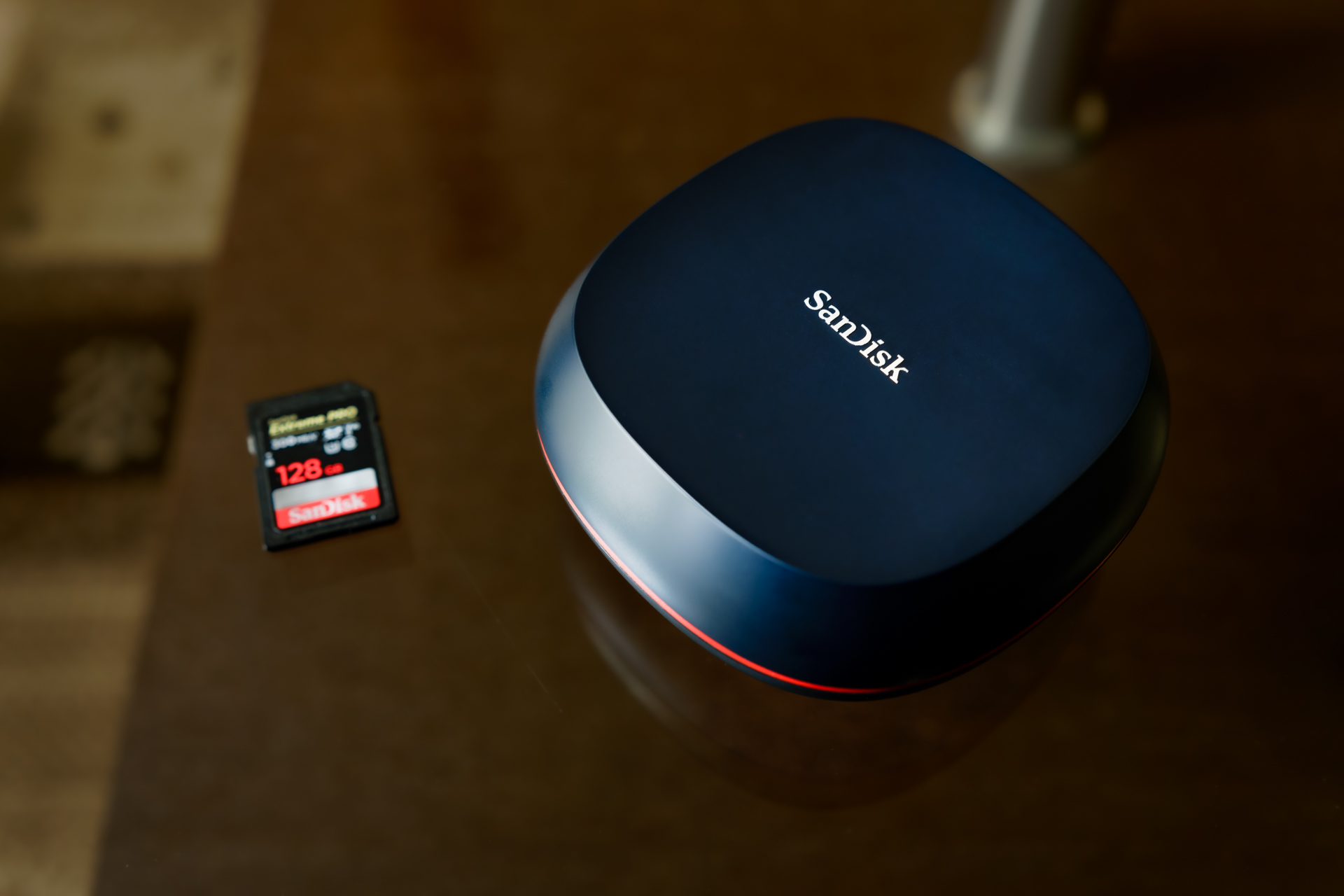 SanDisk Desk Drive（右）。SanDiskブランド共通の赤をアクセントにしたデザインだ