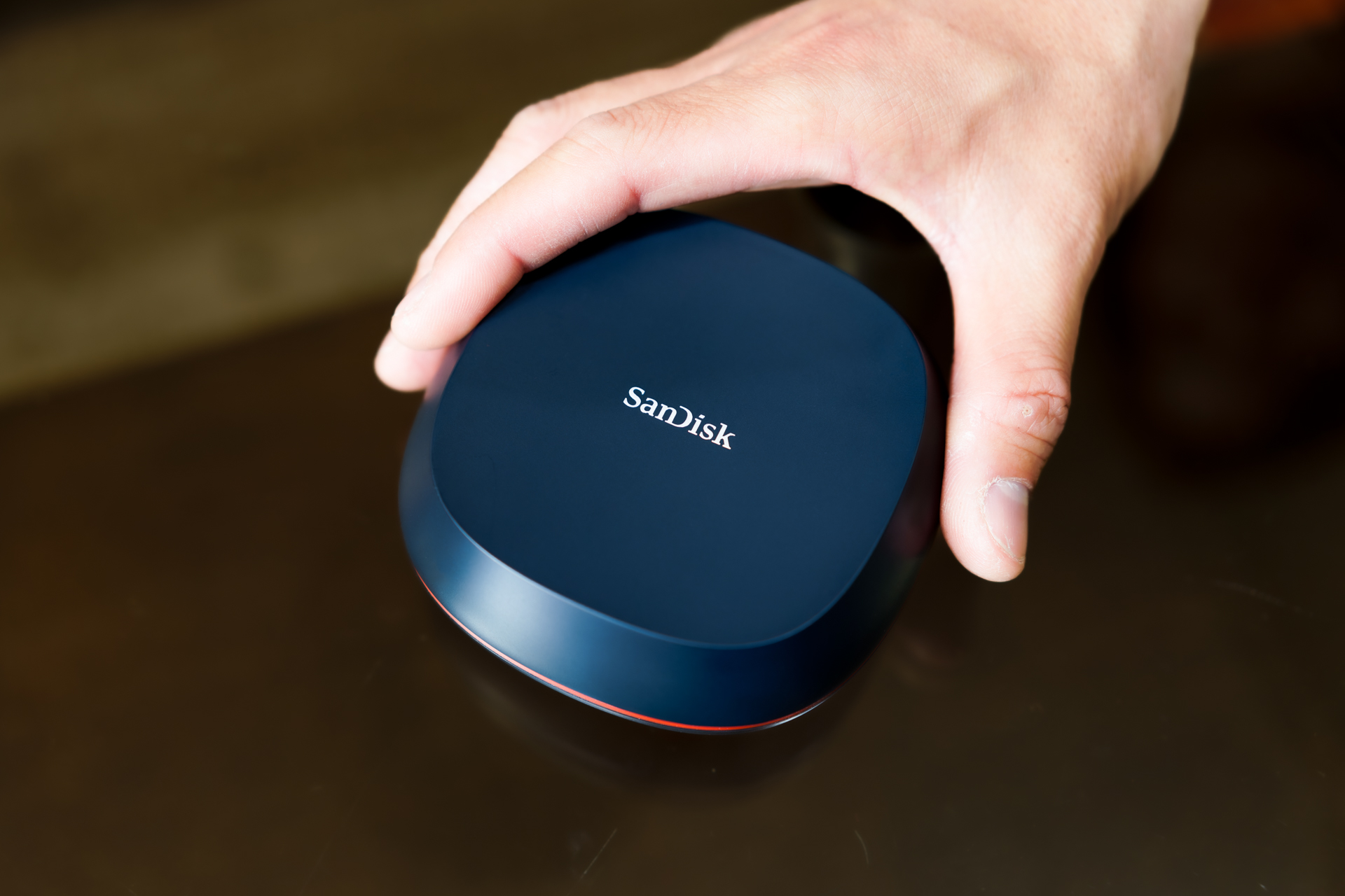 化粧品のコンパクトを思わせるサイズ感とデザイン