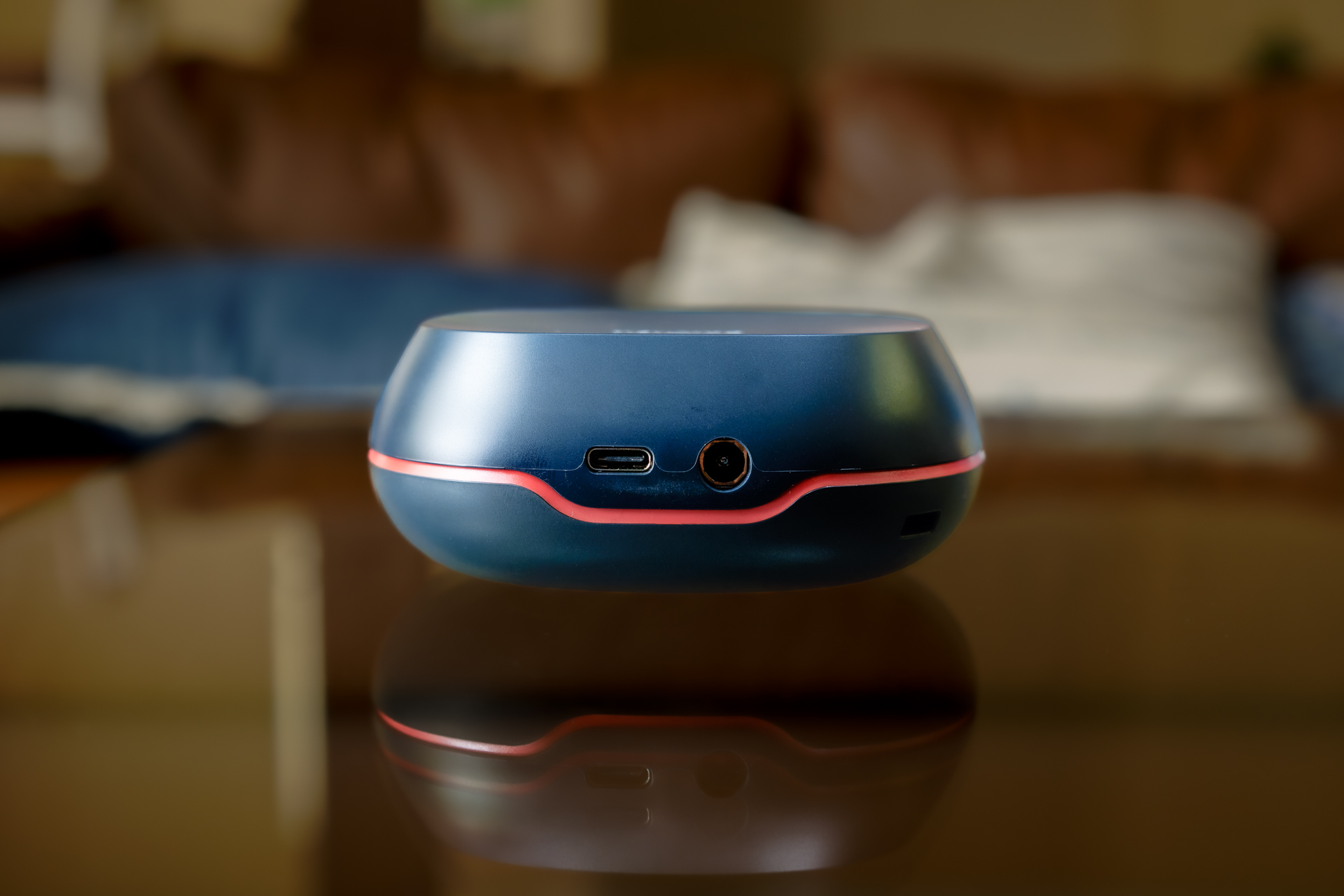 背面にはUSB Type-C（USB3.2 Gen 2）に加えてACアダプター用の端子もある