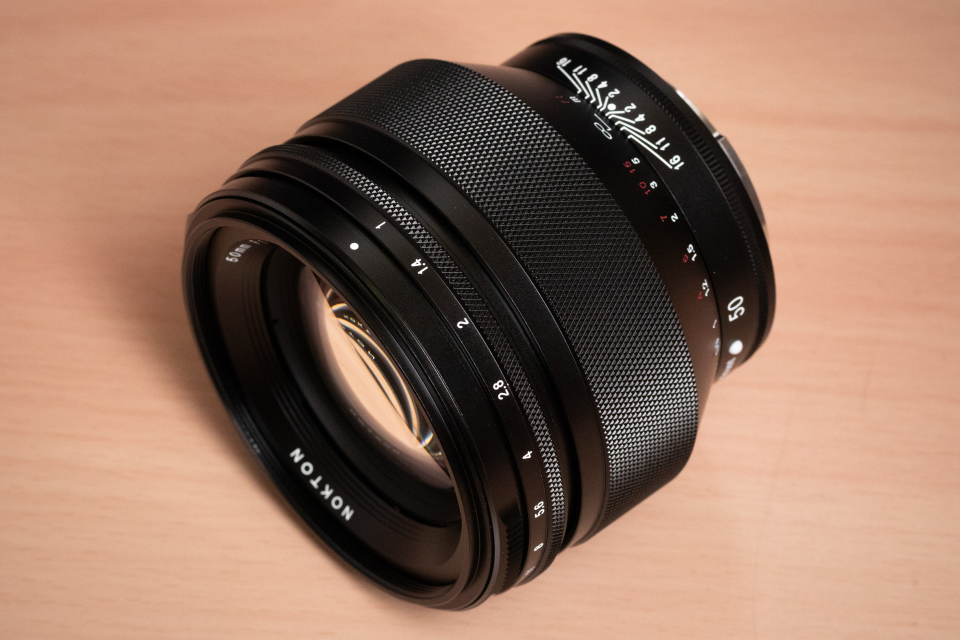 開放F1.0の標準レンズとして考えると思ったより小さい