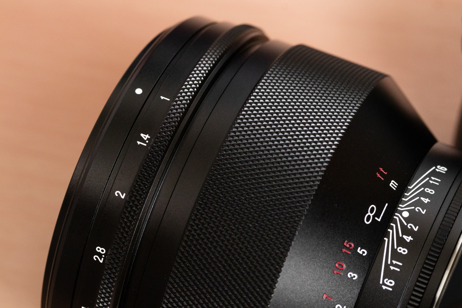 フォーカスリングの表面はダイヤパターンで滑りにくい