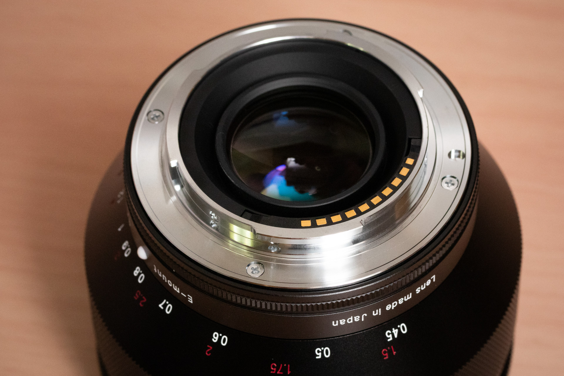 マウントに電子接点を備える