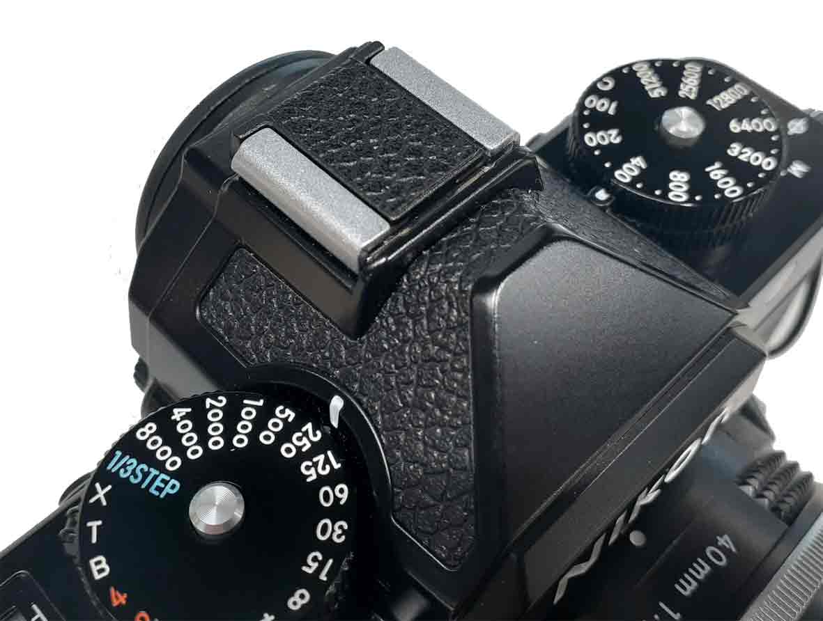 UNX-8718 ニコン用メタルシューカバー（ブラック）装着例