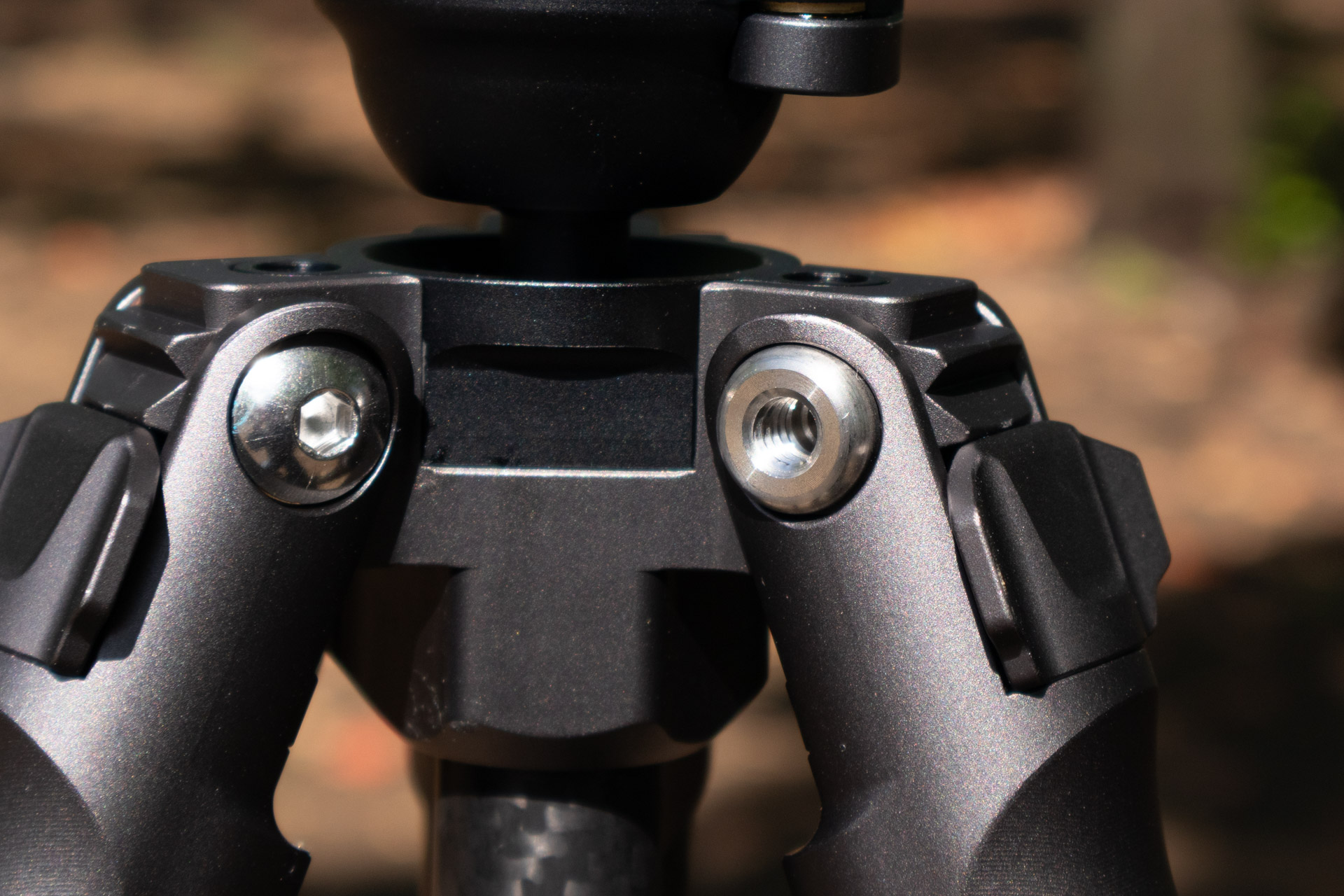 脚の付け根に1/4ネジ穴が3カ所あるのでアームなどを接続可能