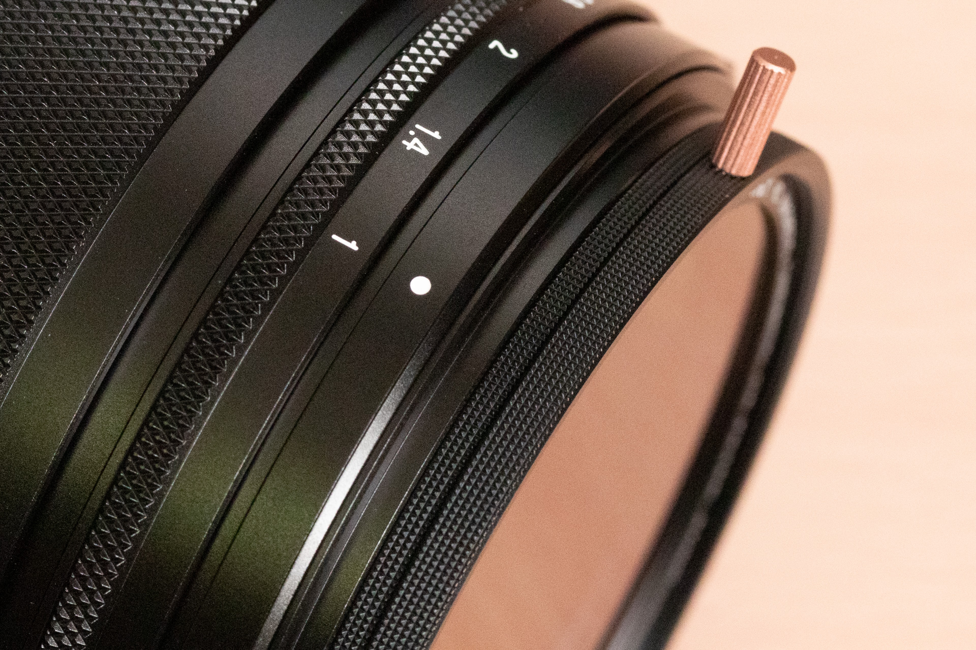 マグネティックアダプターリングと本フィルターを装着したところ。薄枠タイプと言ってよく、ケラレにくい厚みになっている