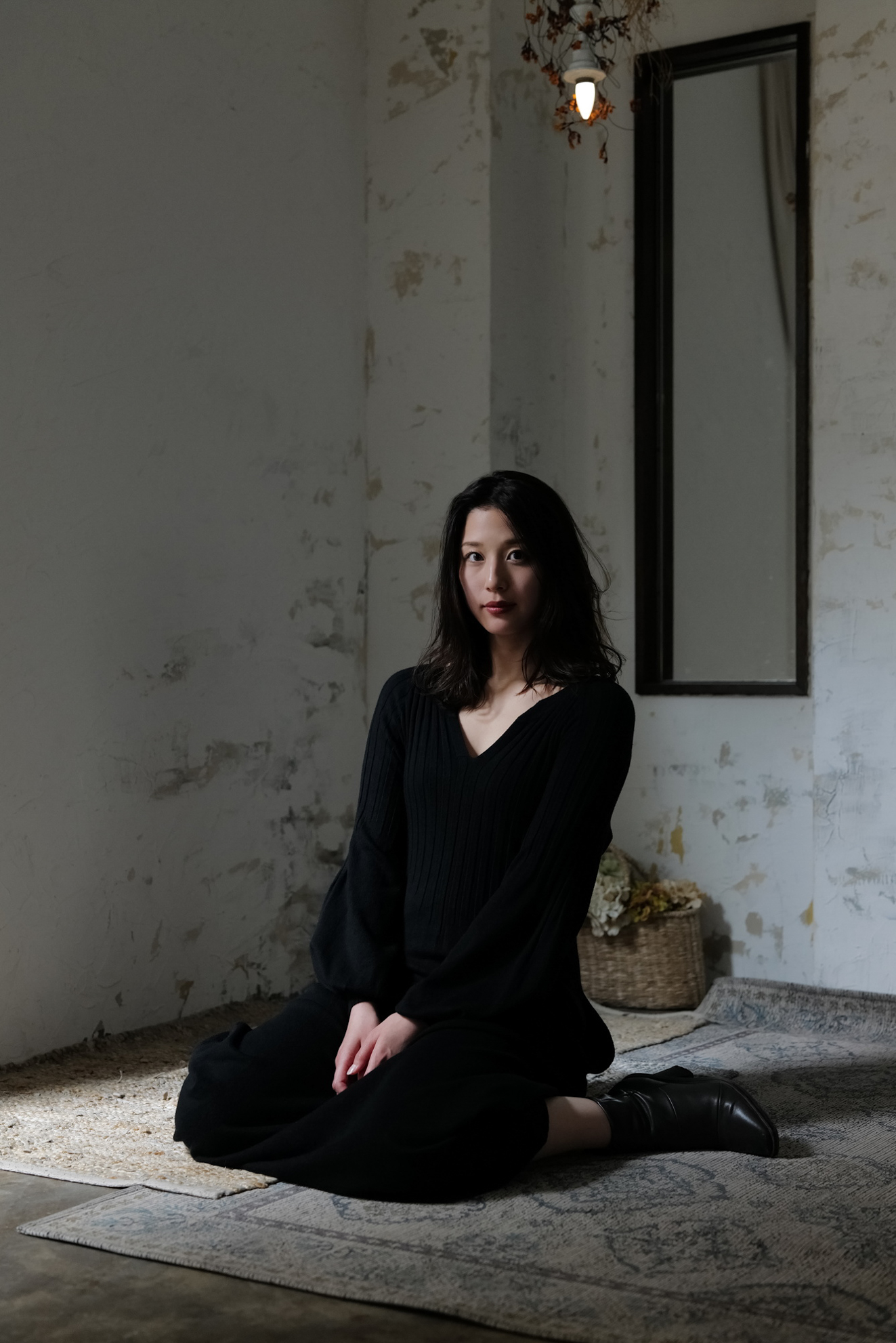 この日最後のカット、外から差し込む光で。ライカSL2／SIGMA 50mm F1.2 DG DN｜Art／絞り優先AE（F3.2、1/100秒、－1.6EV）／ISO 1600