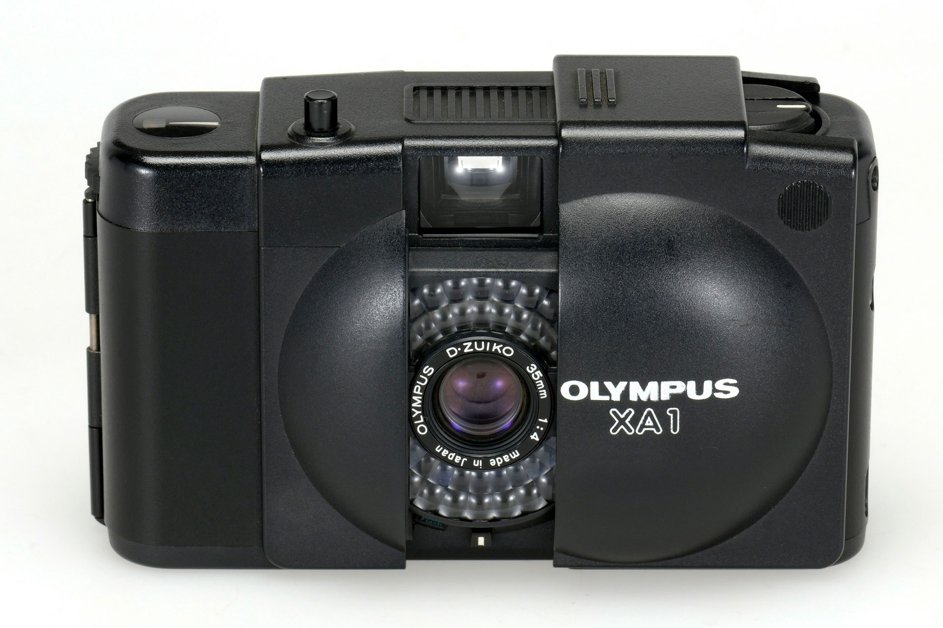 オリンパスXA1。固定焦点のカメラだが、35mm F4の撮影レンズを備えている（画像提供：日本カメラ博物館）