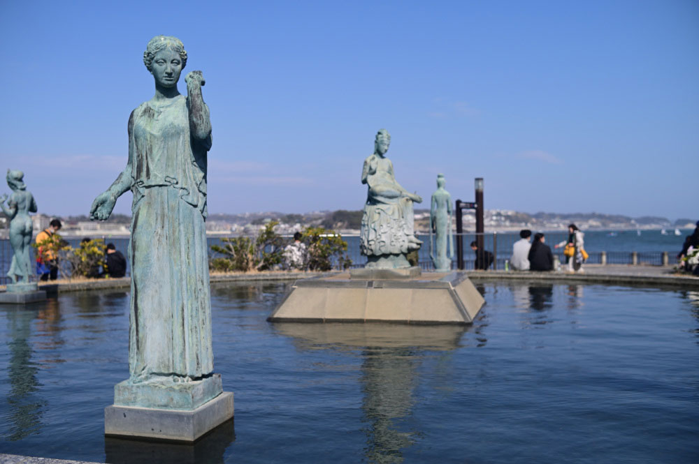 デジタル一眼レフに35mmのレンズを装着し、撮影距離2.7m、絞りF4の条件で撮影したもの。手前の像にはピントが合っているが、遠景にはボケが認められる