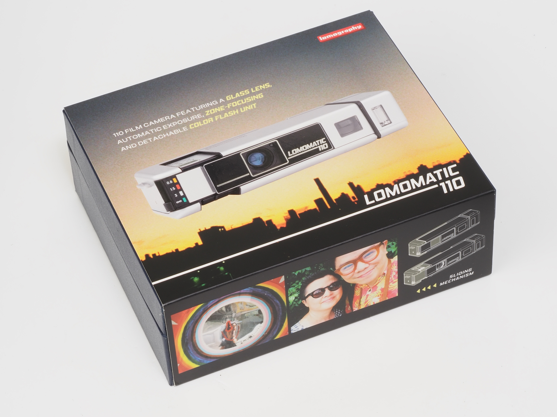 LOMOMATIC 110の化粧箱です。なかなか派手なデザインですから、どうも年寄りは落ちつかない感じがします。でも購入した時から楽しみが溢れてくる感じがします