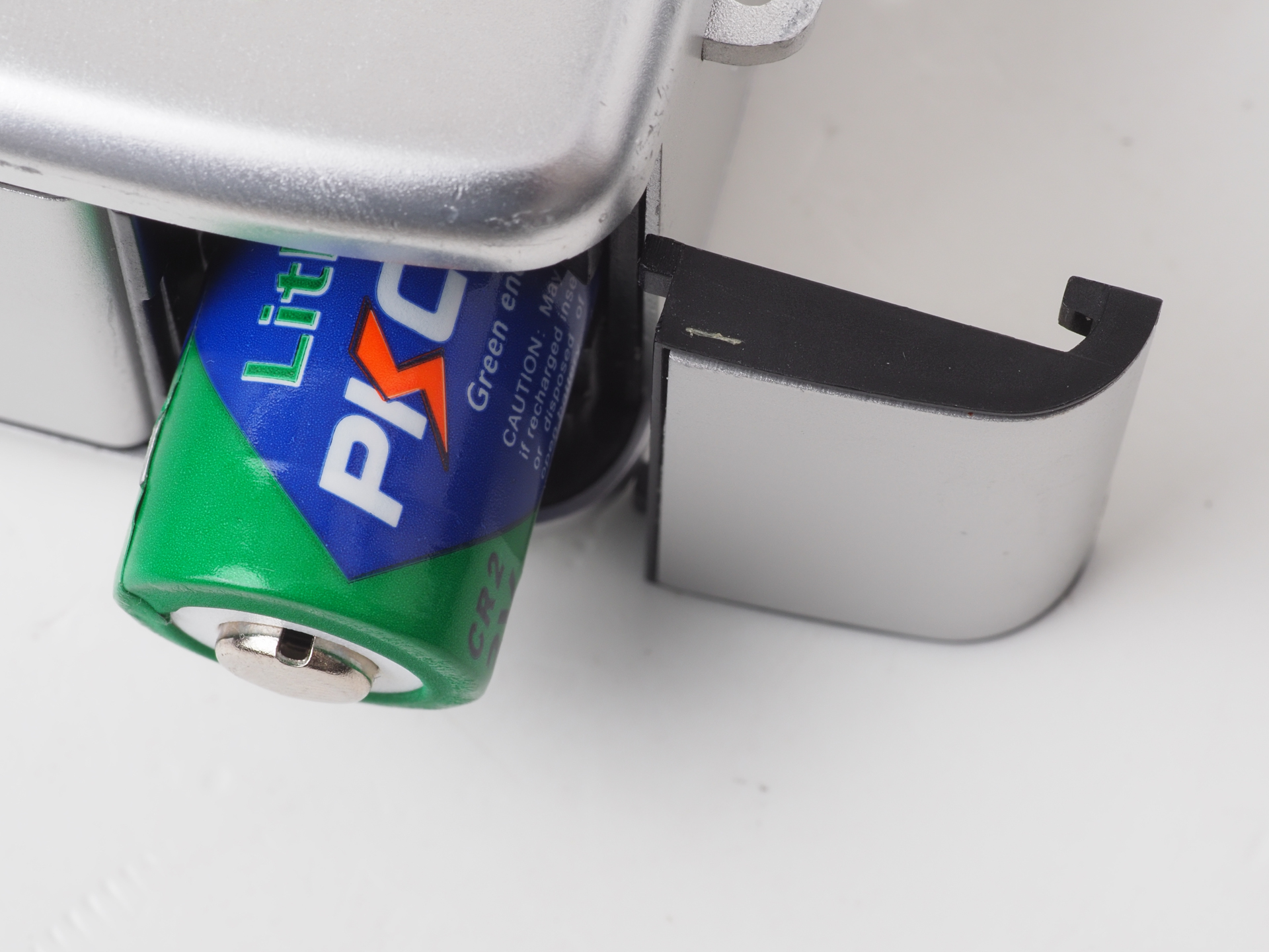 バッテリーはCR2（別売）を1個使います。最近はコンビニでも見かけなくなりましたから予備は買っておいた方がいいかもしれないですね