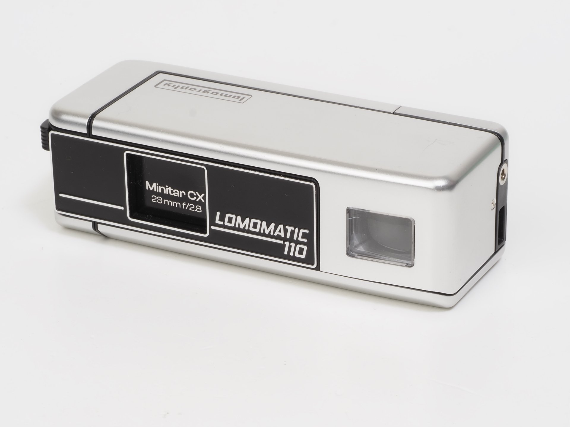 カメラ両端を押し込んでスライドを閉じた状態です。レンズ前にはバリアがかけられ、埃やキズから守ります