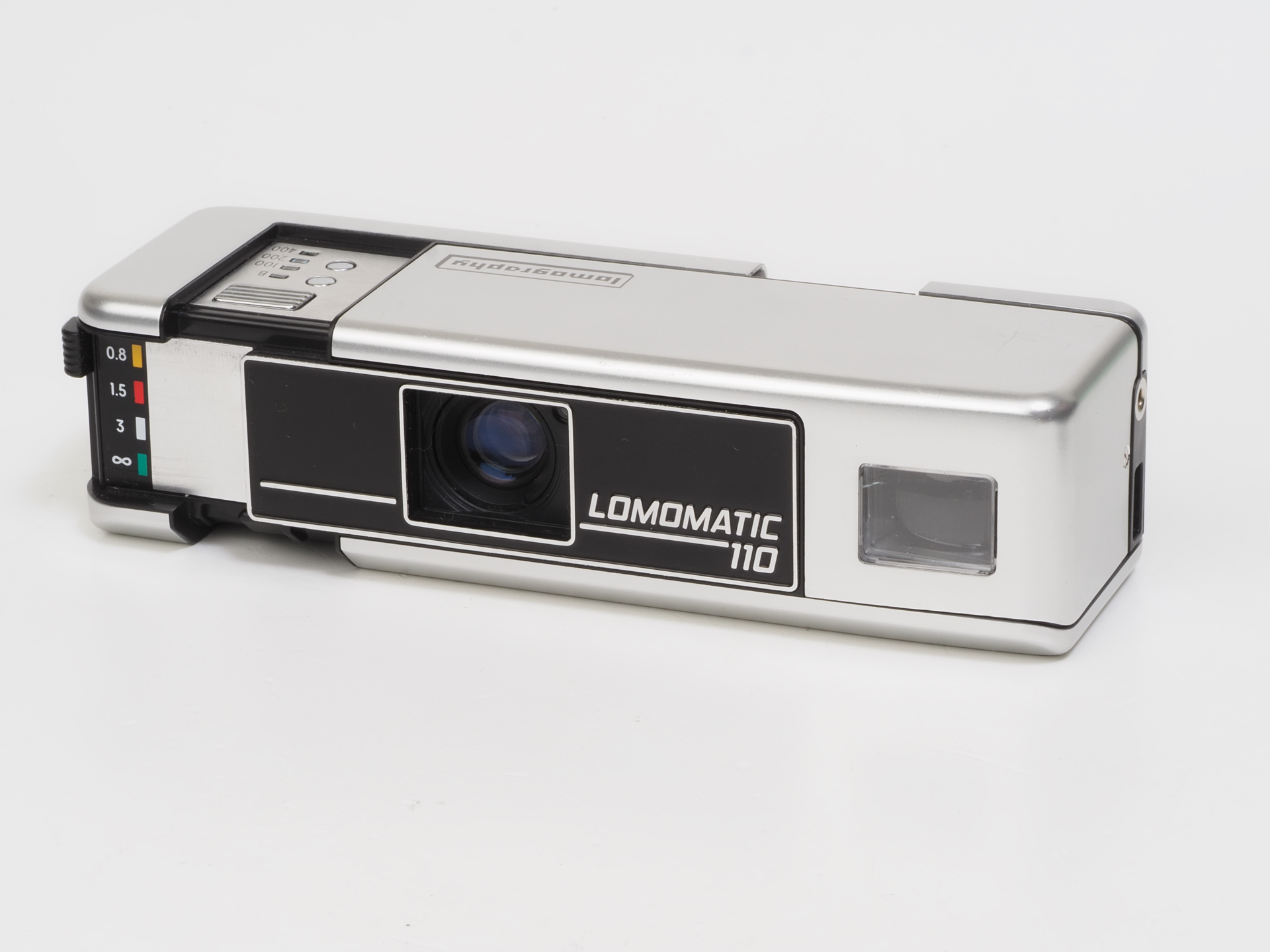 ボディ両端を持ってスライドさせるとレンズが現れます。撮影準備OKの状態です。ただ、このスライドした状態でロックされるわけではないので、撮影時にも気を抜けません