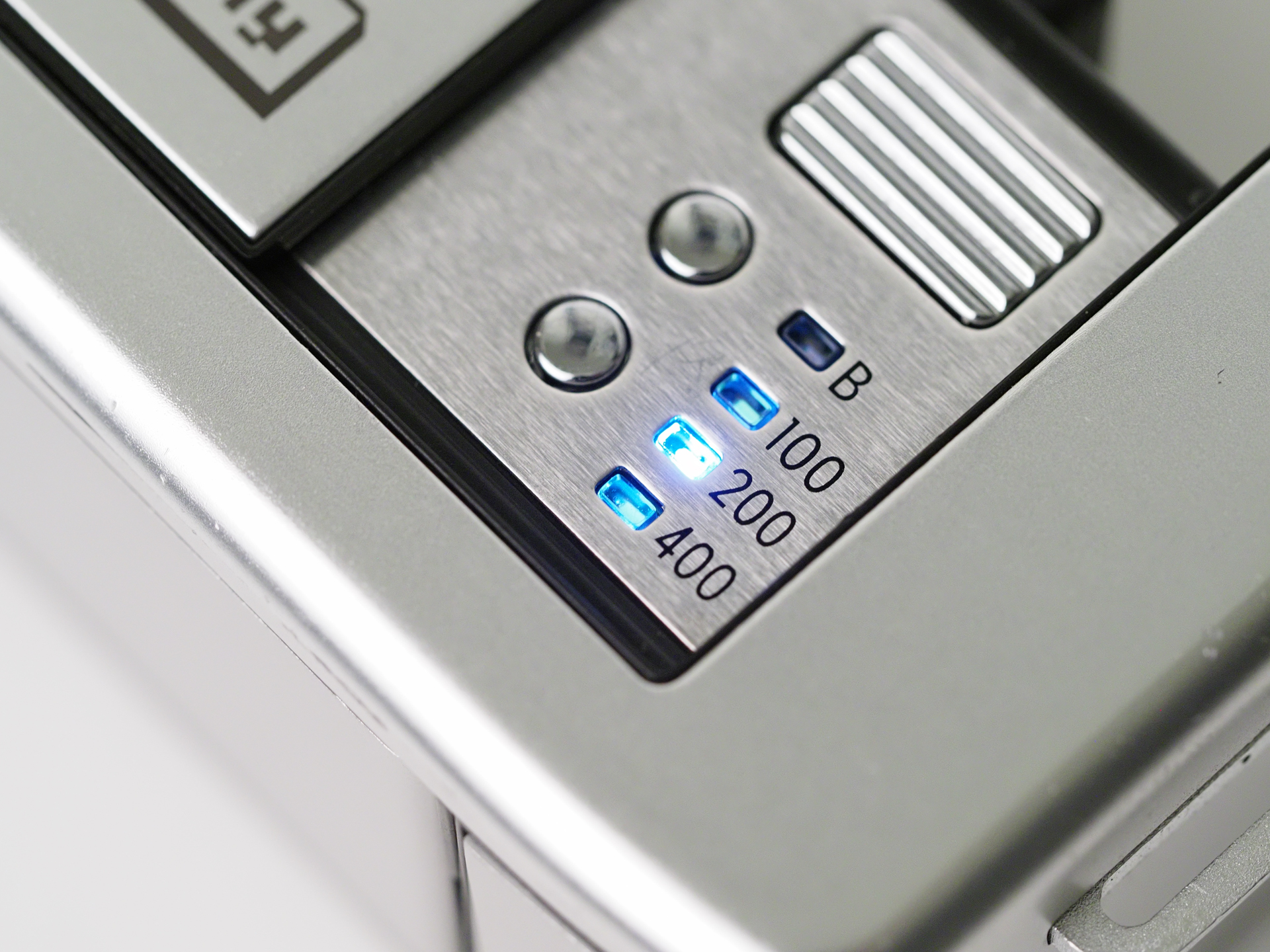 スライドするとシャッターボタンとLED小さなボタンが現れます。設定したISO感度の数字が光るわけですね。個人的にはカメラ本体から光が放たれるのは苦手なんですけど、これはどうしようもないか