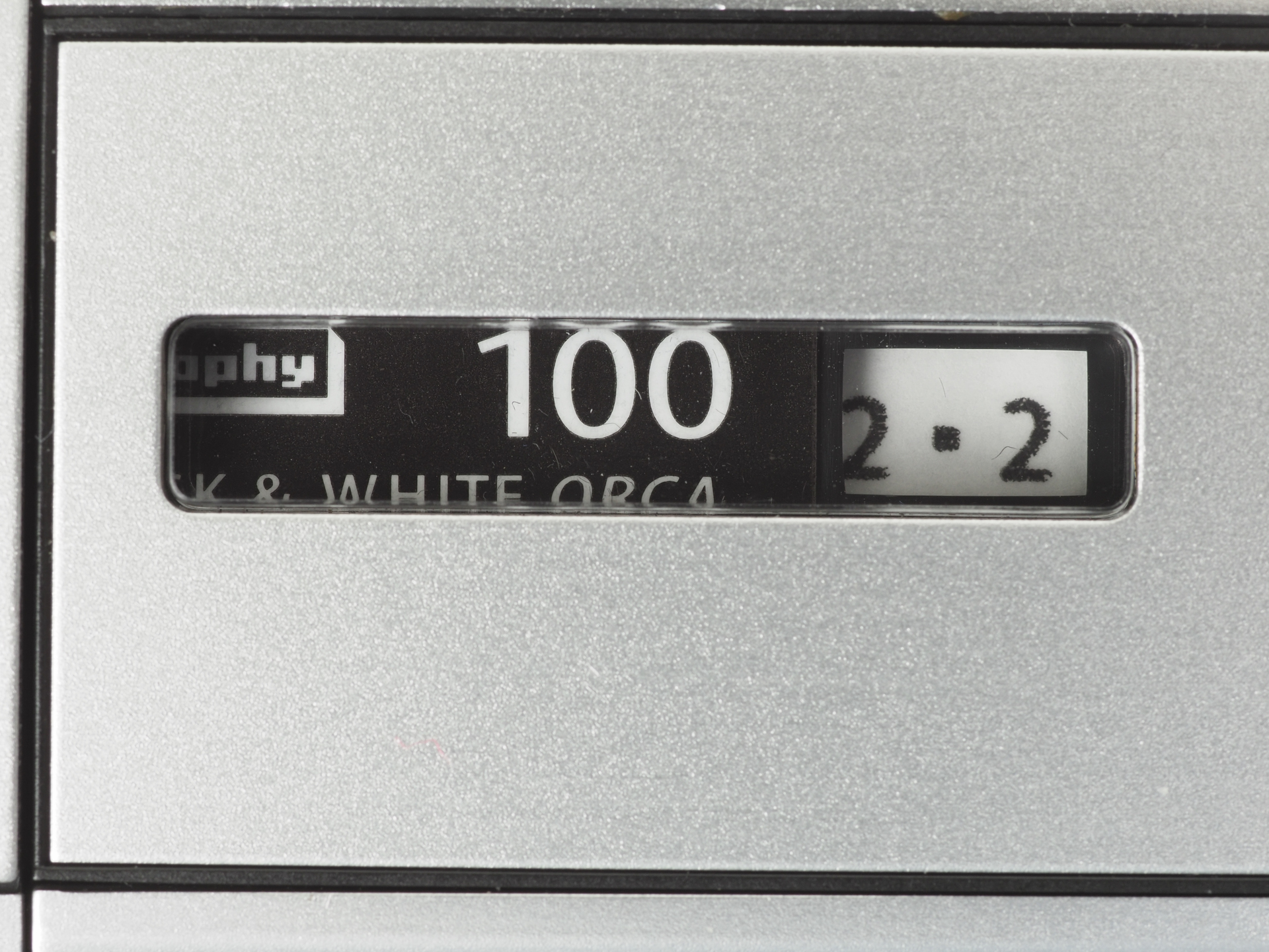 裏蓋を開いてフィルムを装填して、数回スライドを動かすとフィルム裏面のカウンターが動きます。フィルム撮影枚数はすべて24枚です